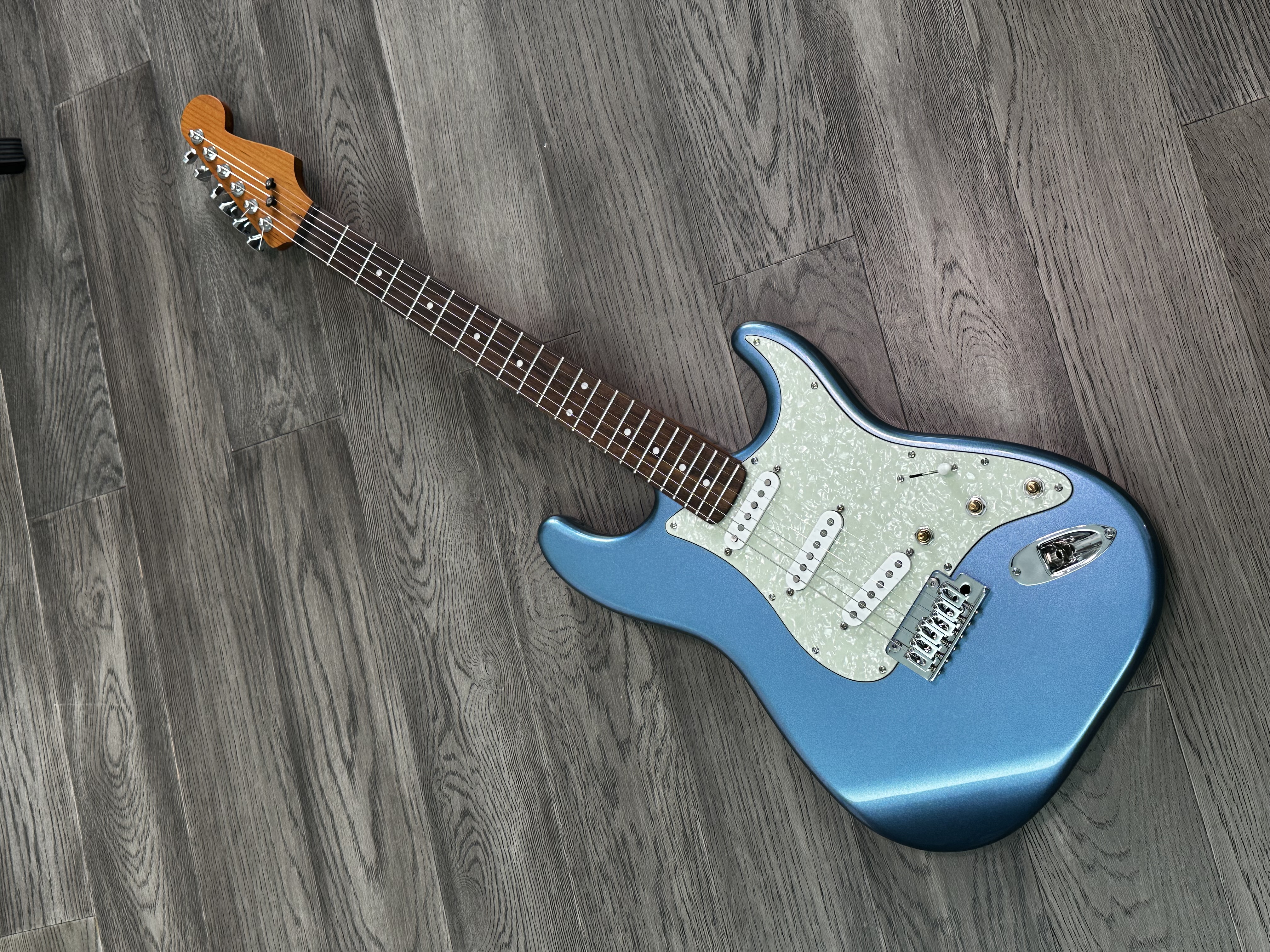 PG5 - Penguin Guitar Co.
