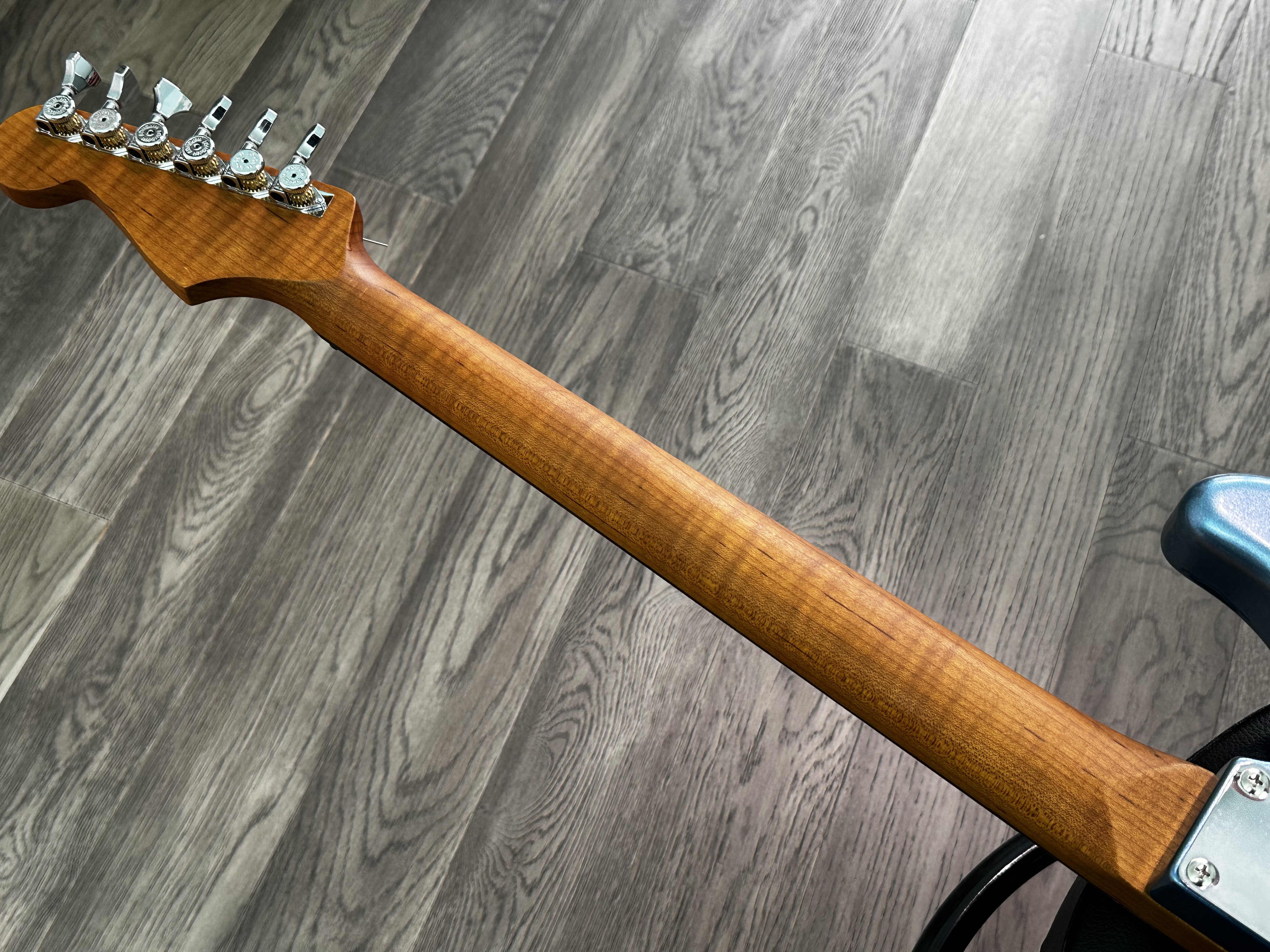 PG5 - Penguin Guitar Co.