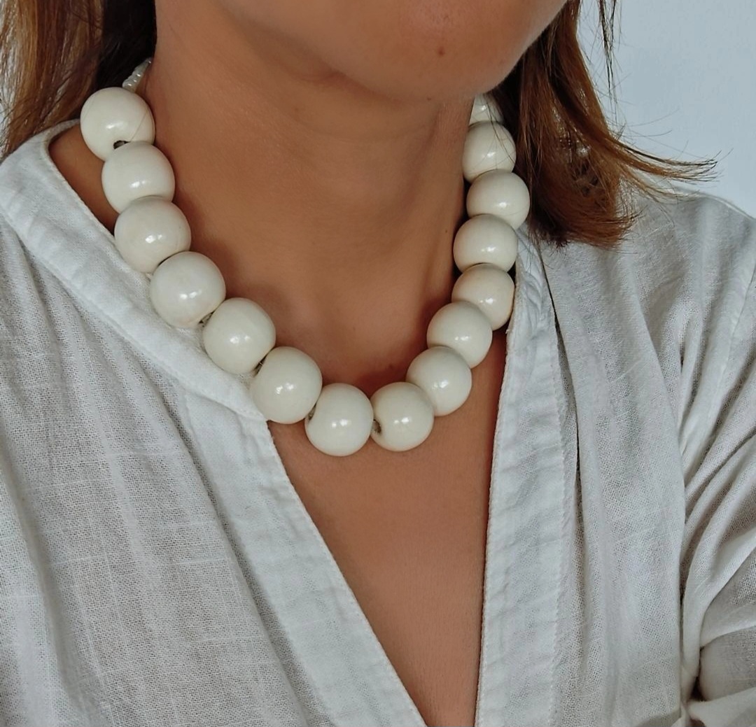 Collares de cuentas de colores en madera