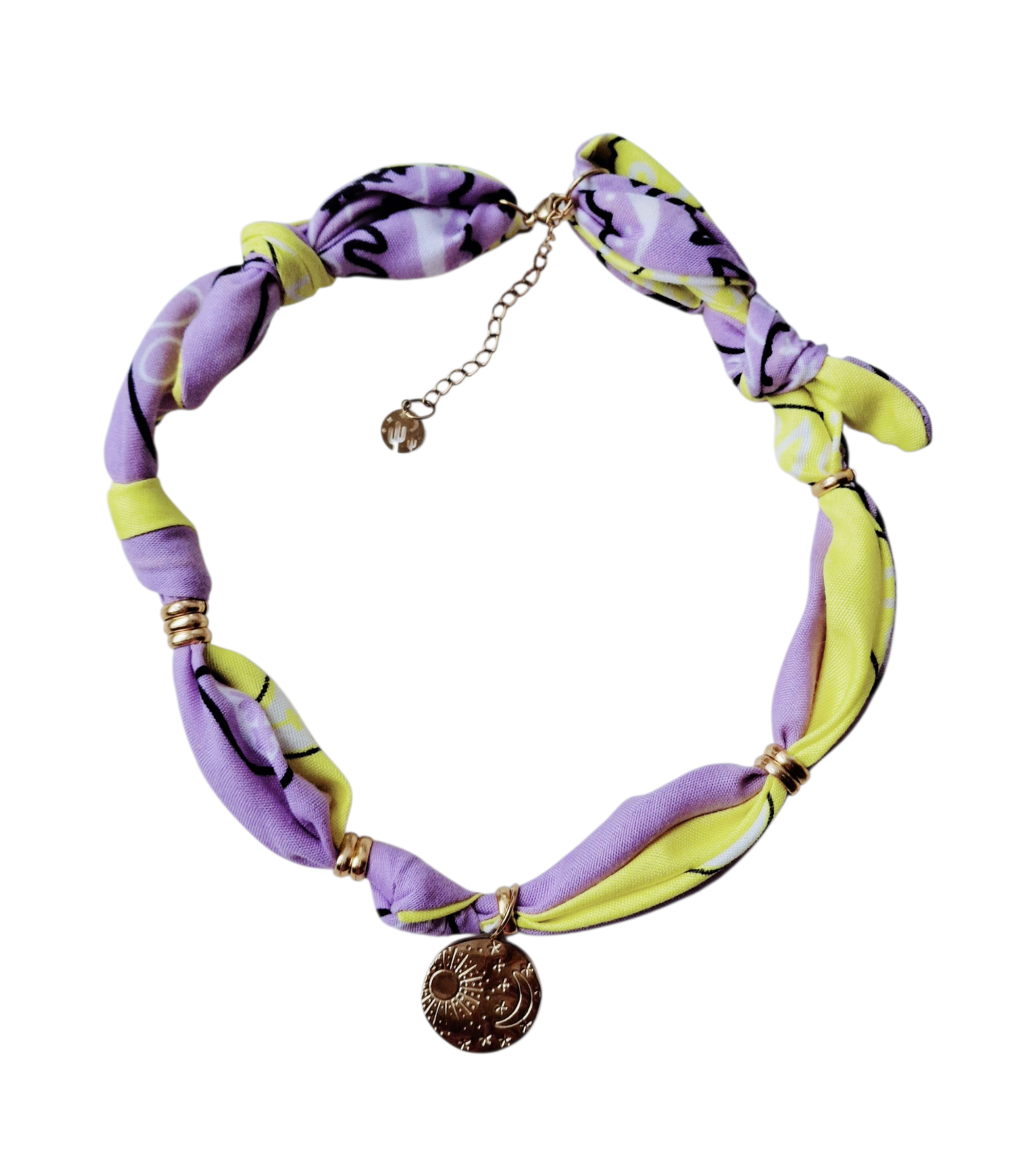 Collar de tela y dije universo