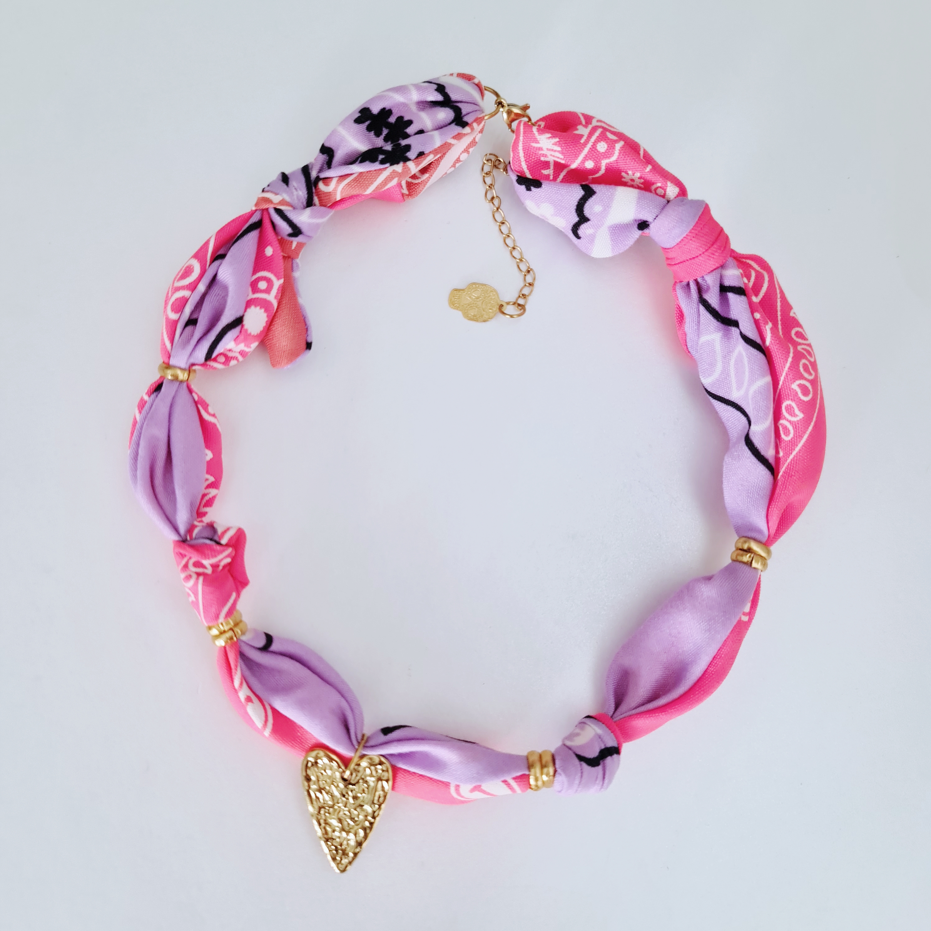Collar de tela con dije de corazón en acero
