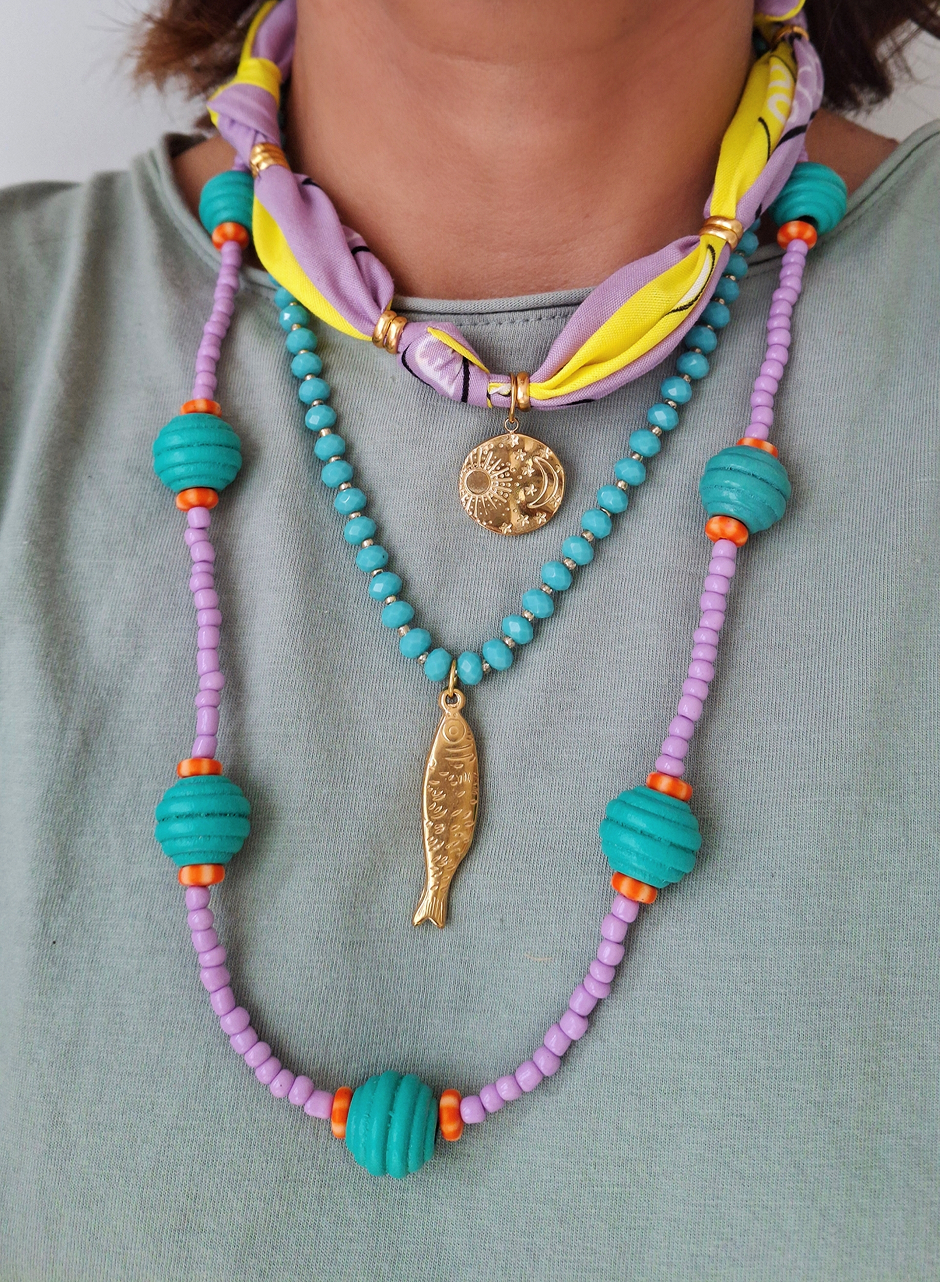 Collar de tela y dije universo