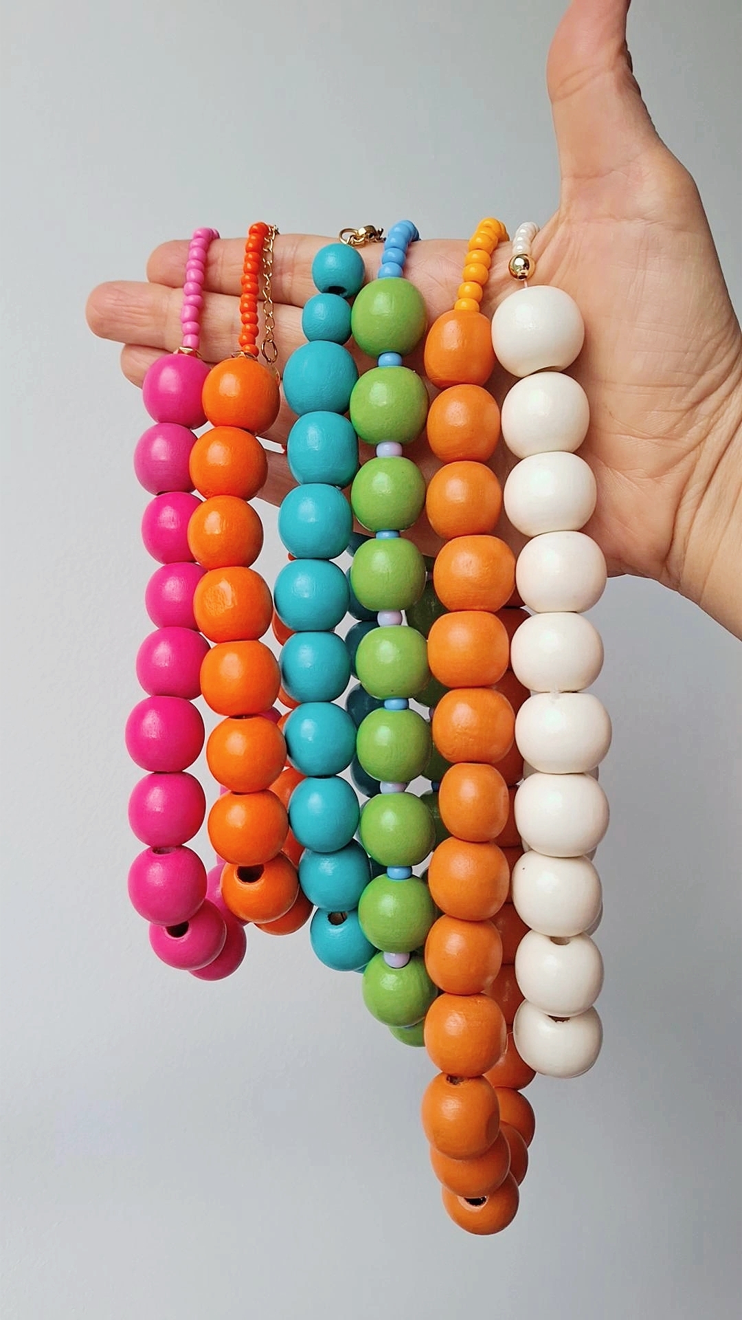 Collares de cuentas de colores en madera