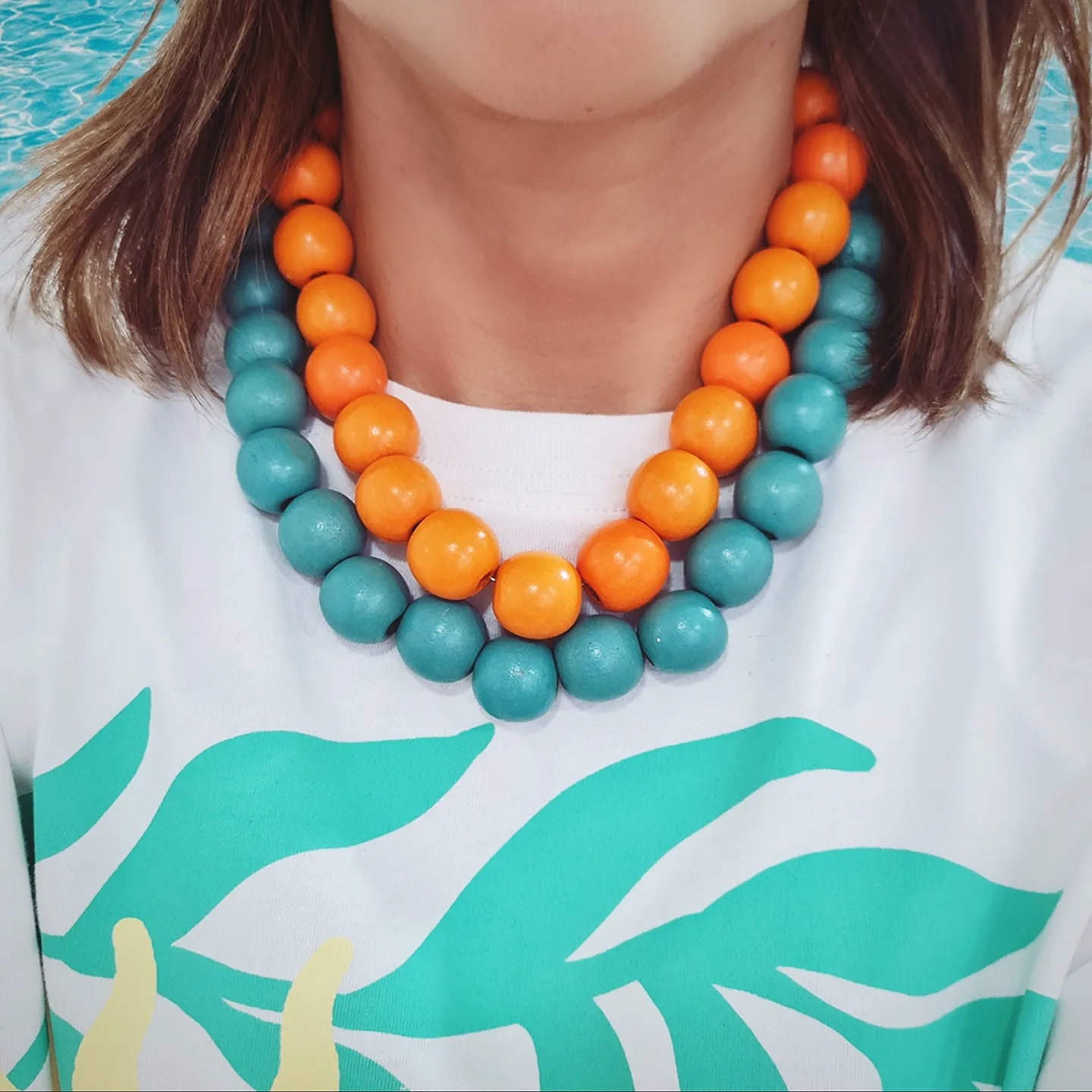 Collares de cuentas de colores en madera