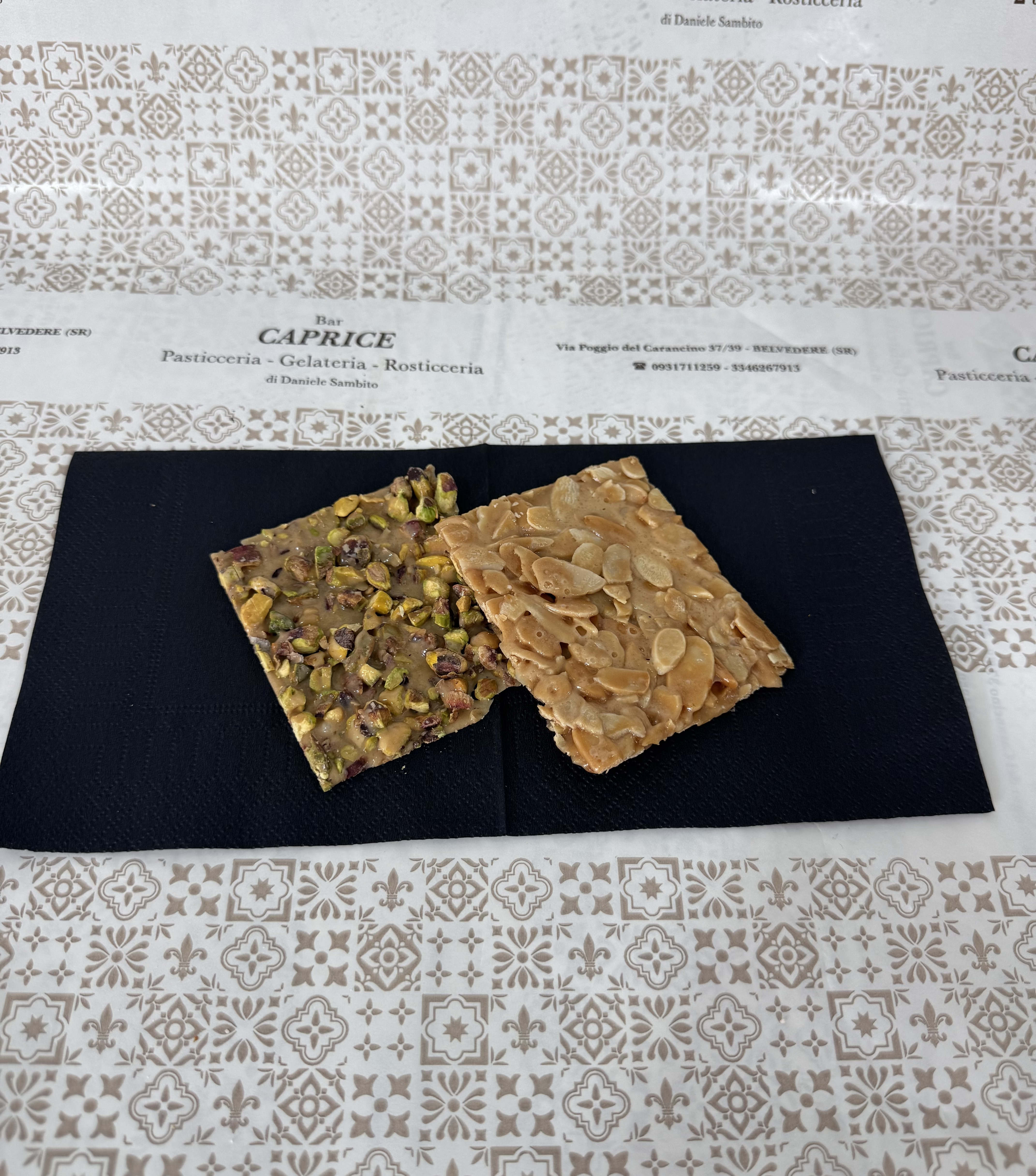 Scatola di croccanti alla mandorla e al pistacchio da 0,5 kg