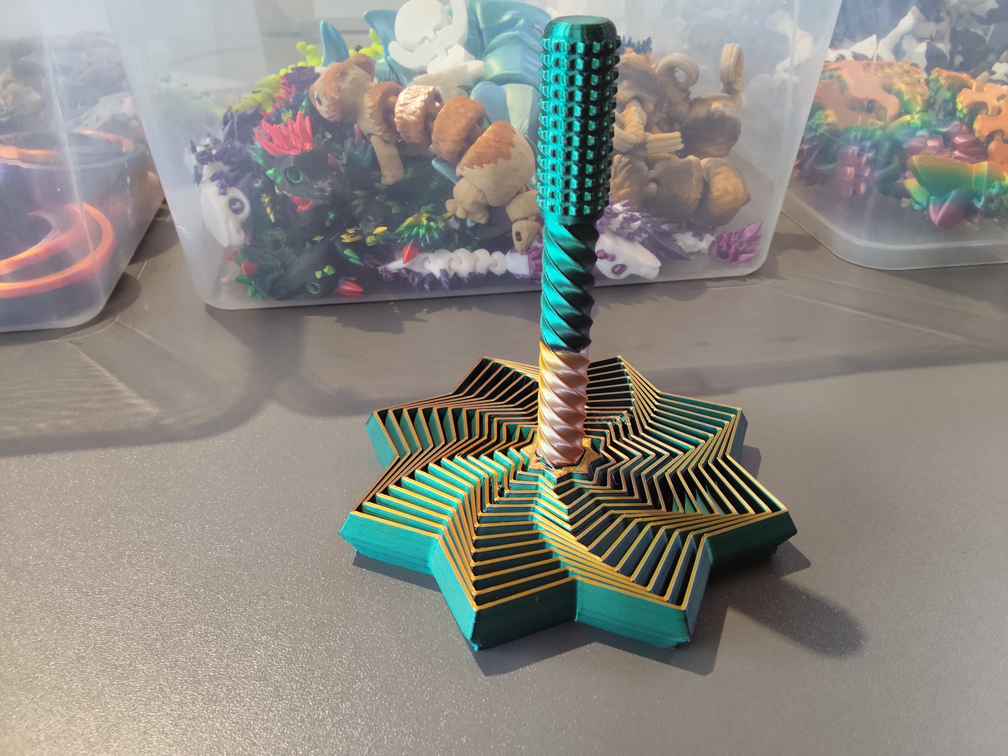 Suktukas su defektais, žalia/aukso