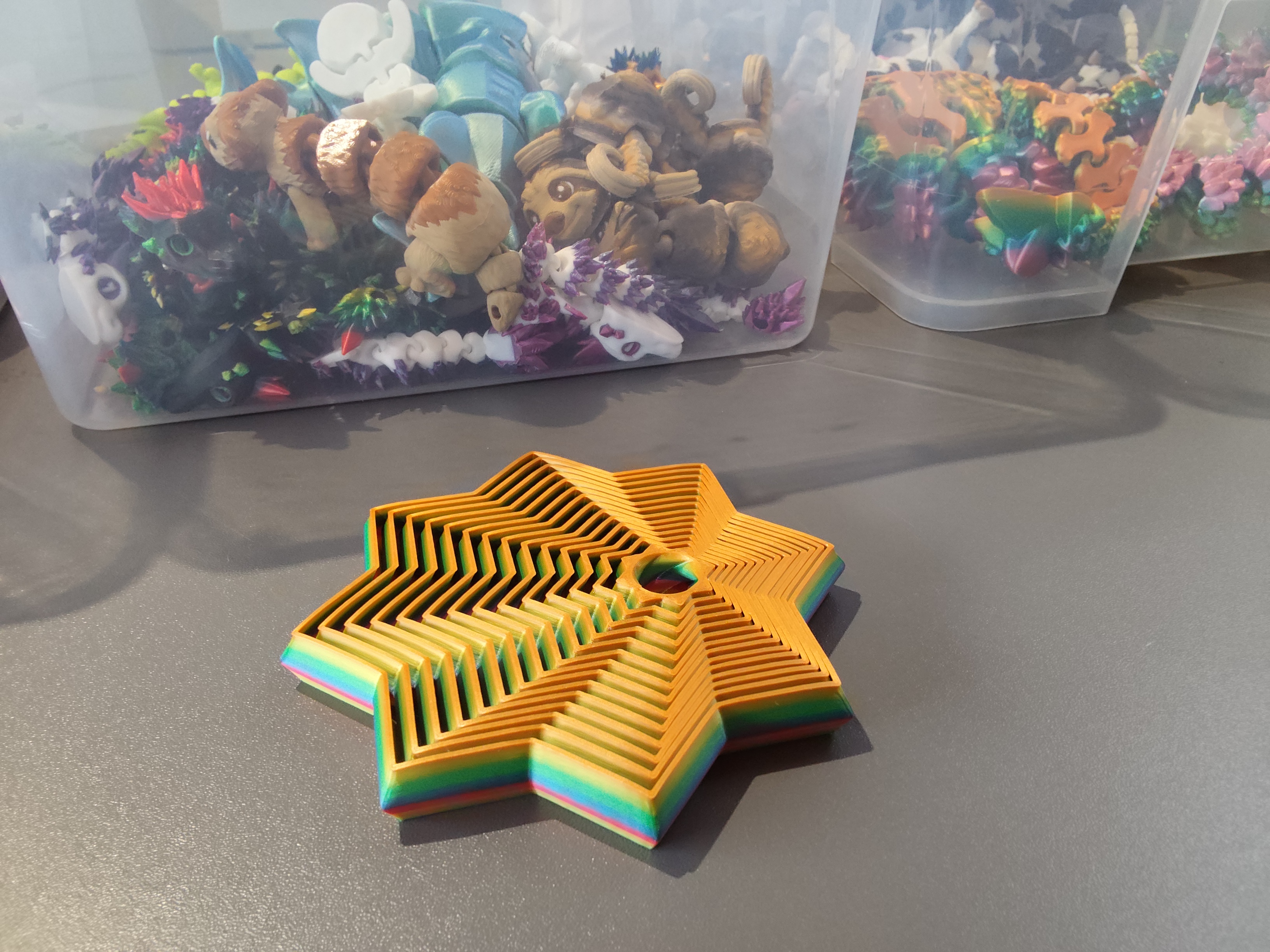 Suktukas žvaigždė be lazdelės viduryje spalvotas