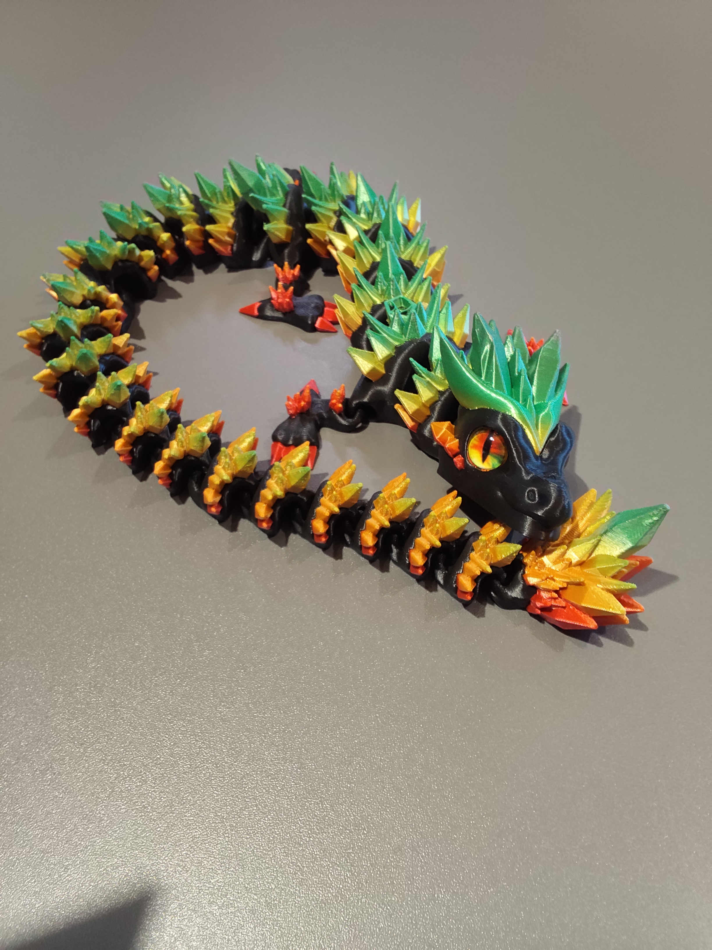 Drakonas stiklinėmis akimis su defektu