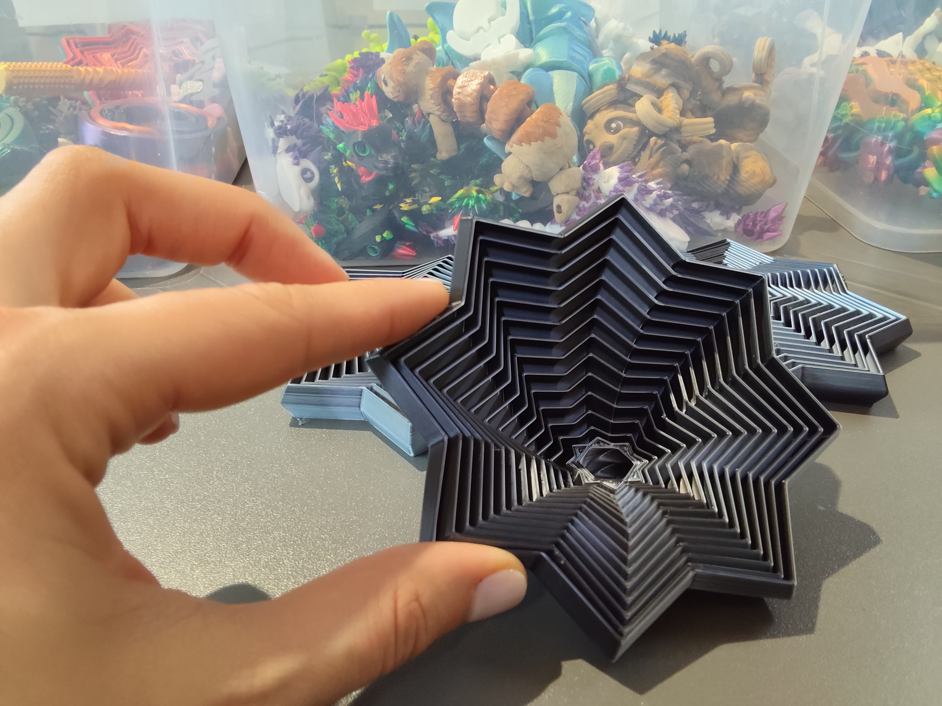 Suktukas be lazdelės viduryje, juodai baltas