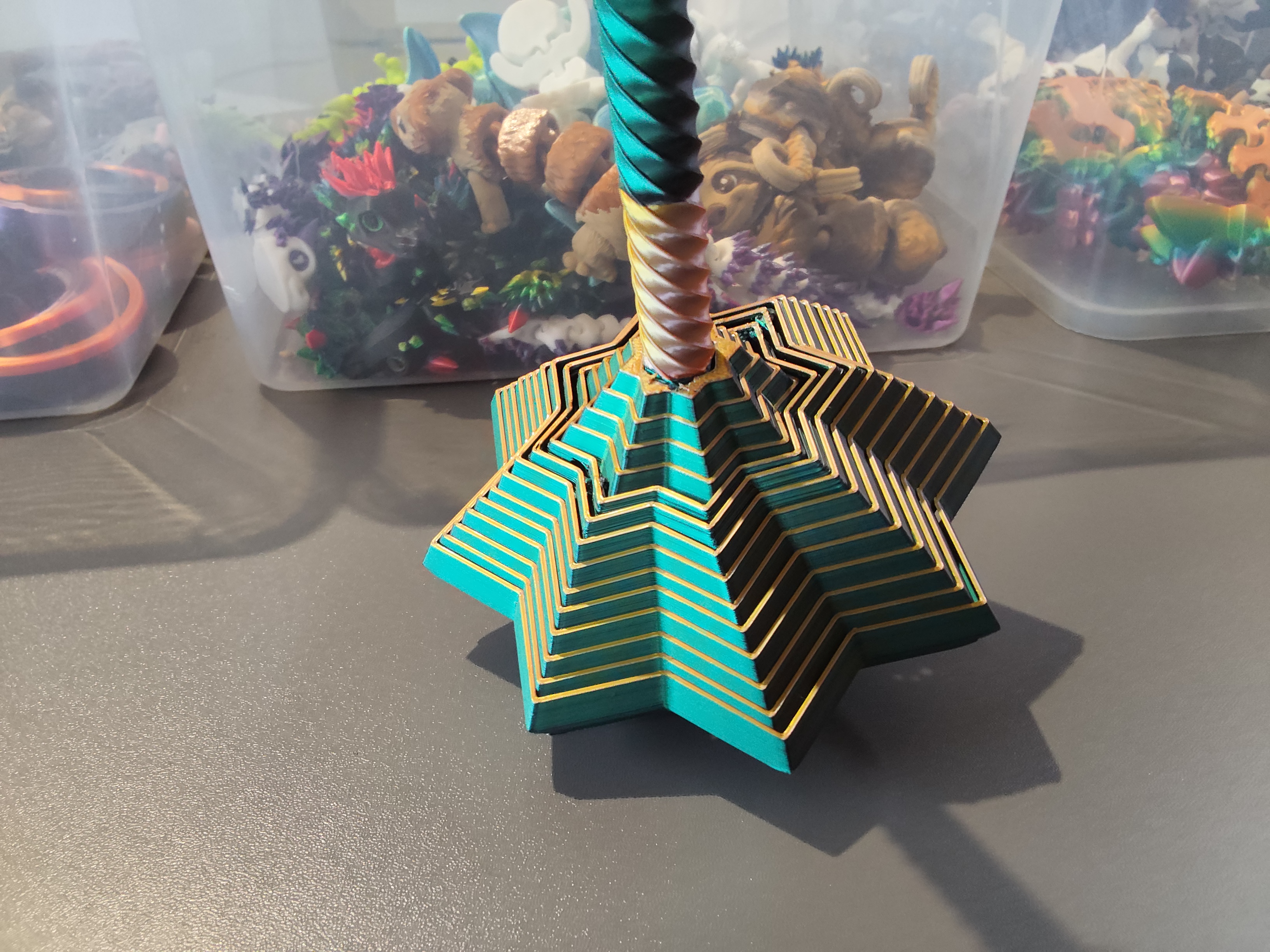 Suktukas su defektais, žalia/aukso