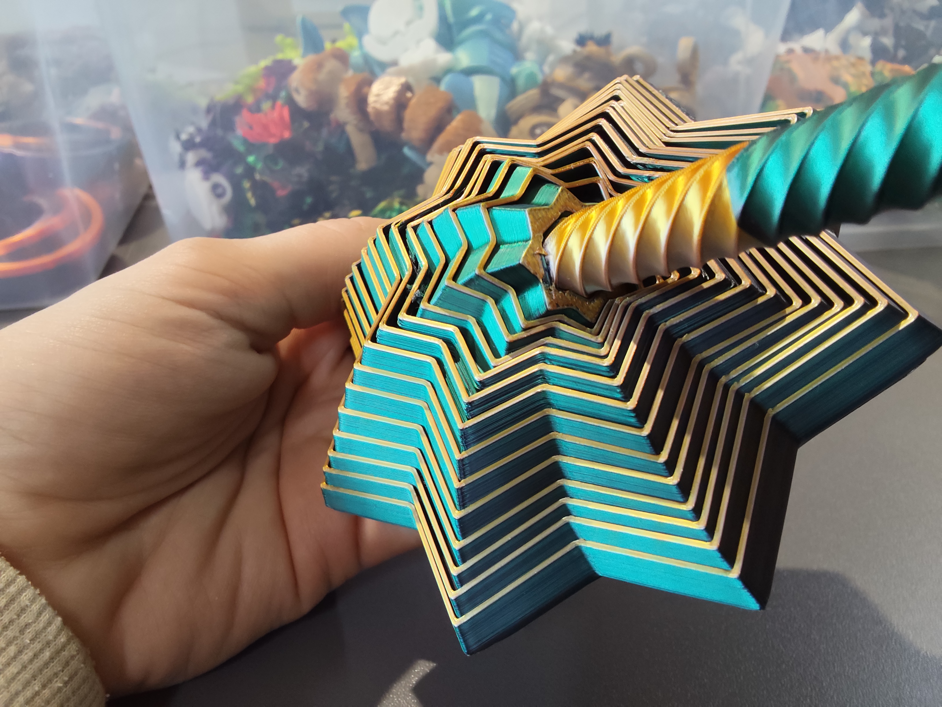 Suktukas su defektais, žalia/aukso