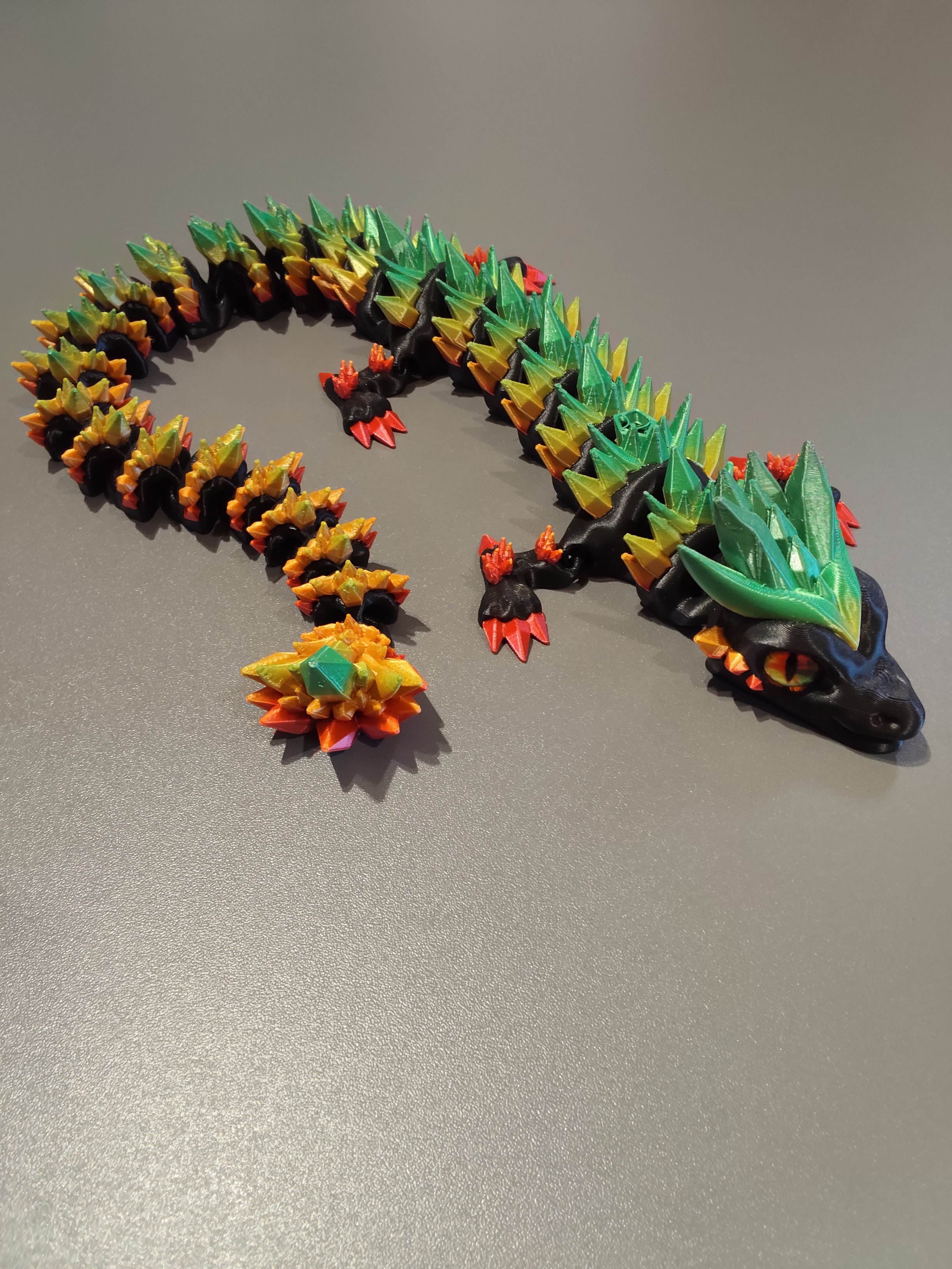 Drakonas stiklinėmis akimis su defektu