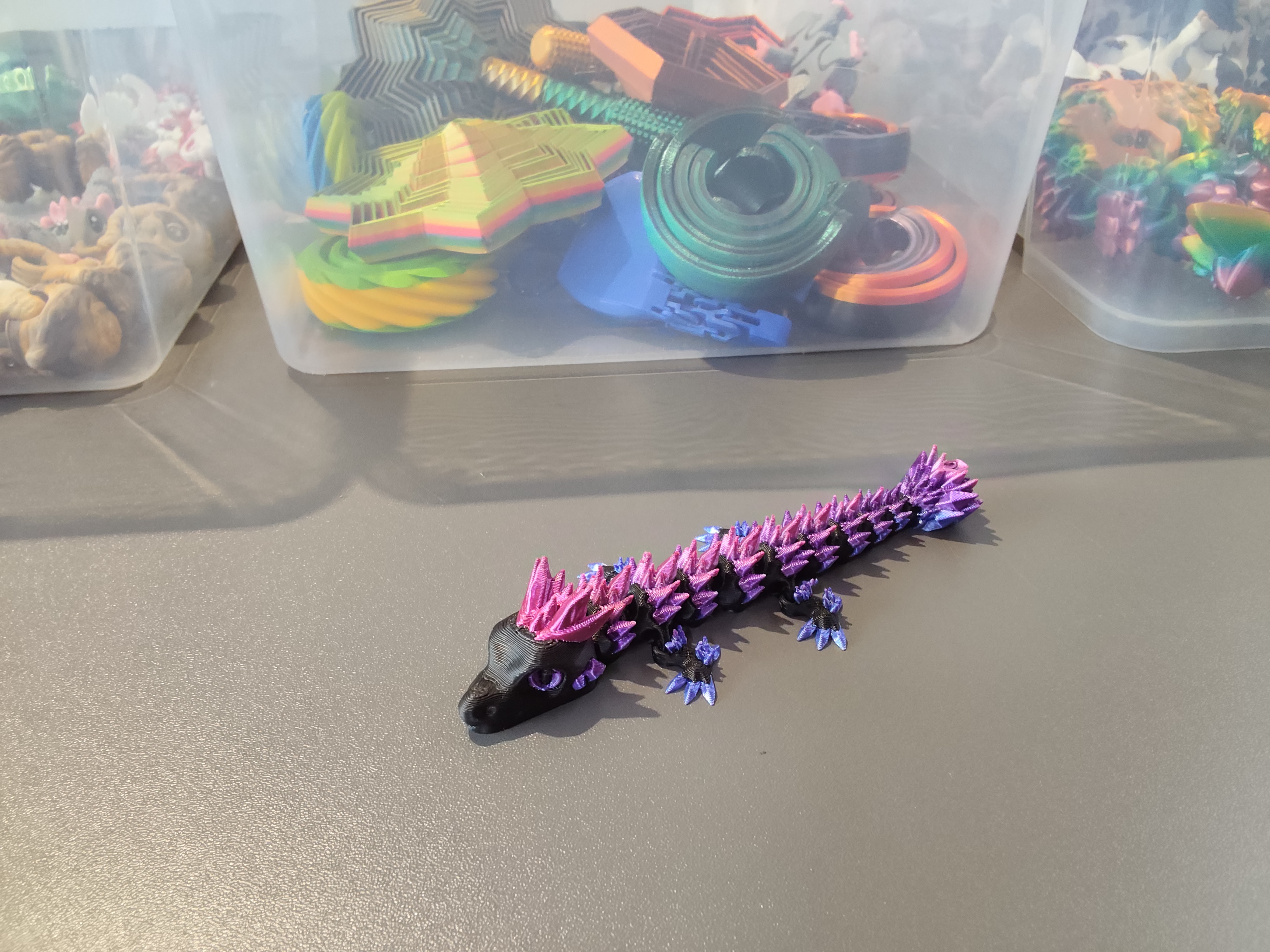 Mažas drakoniukas, juoda/violetinė vaivorykštė 