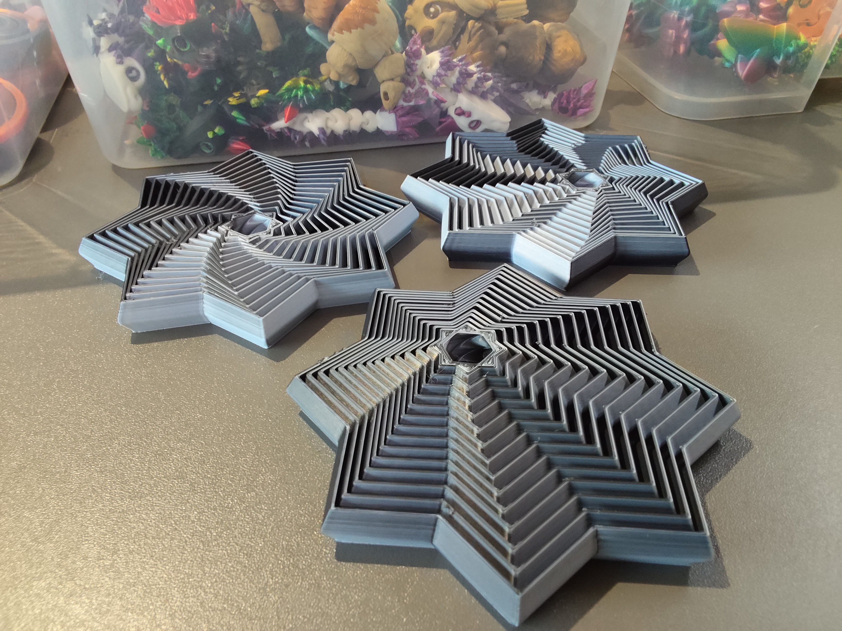 Suktukas be lazdelės viduryje, juodai baltas