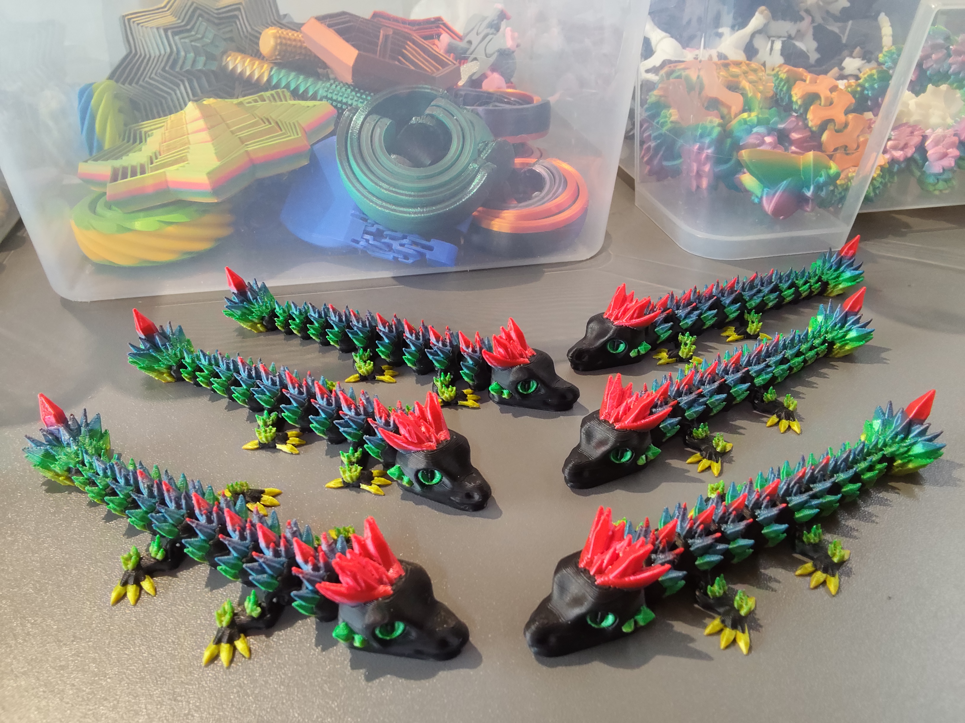 Mažas drakoniukas su defektais - juoda/vaivorykštė