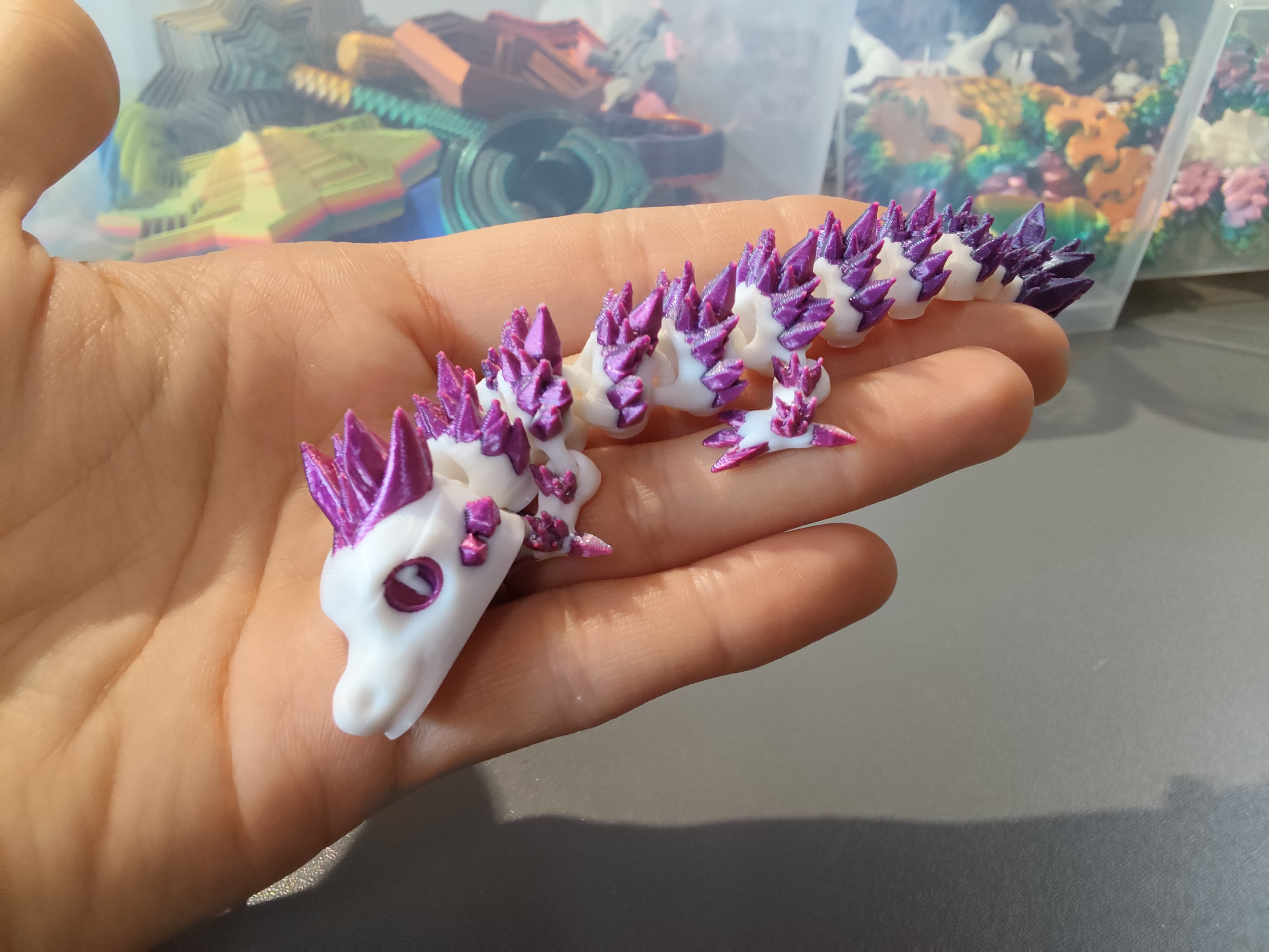 Mažas drakoniukas su defektais, balta/violetinė 