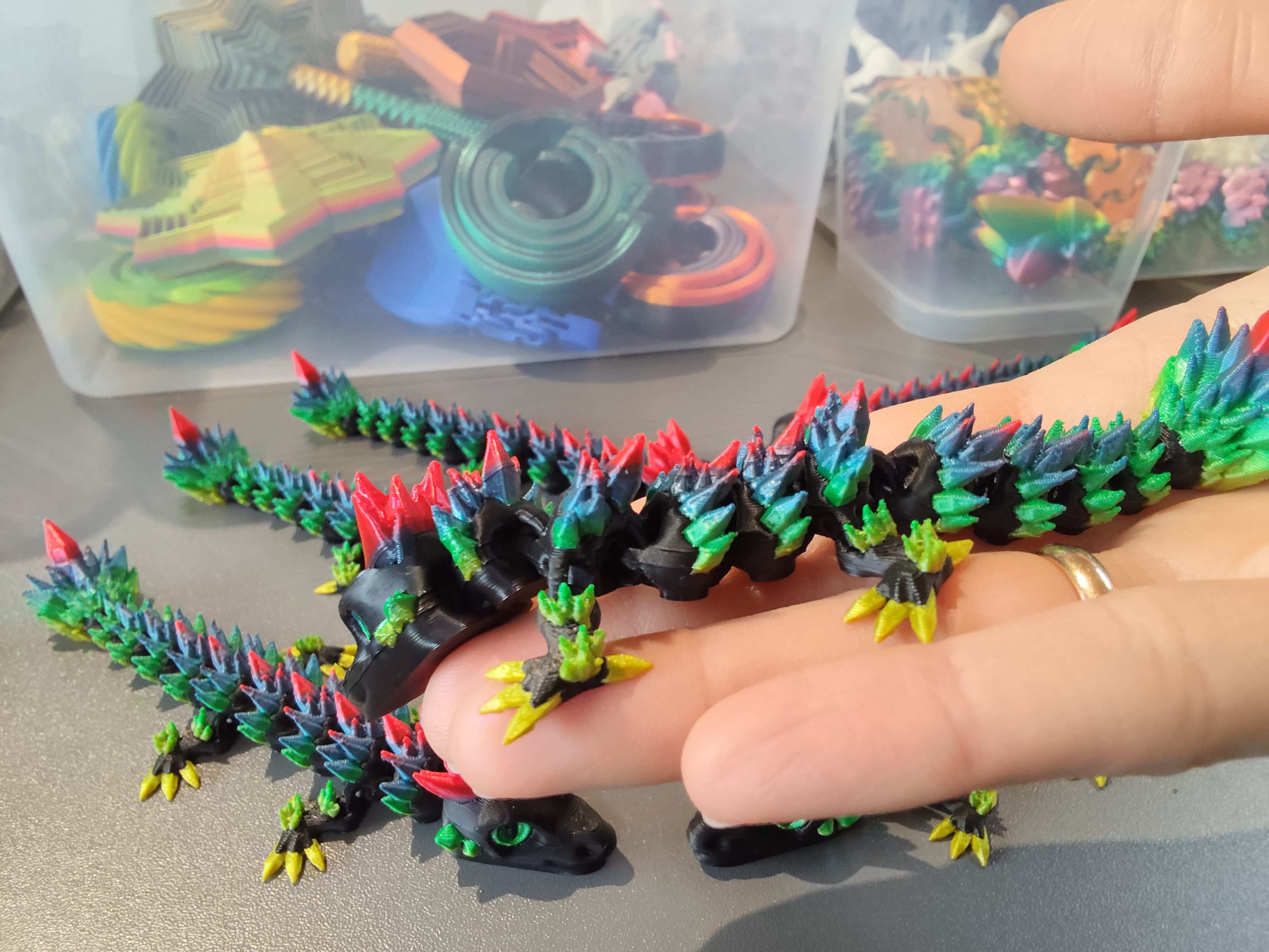 Mažas drakoniukas su defektais - juoda/vaivorykštė 