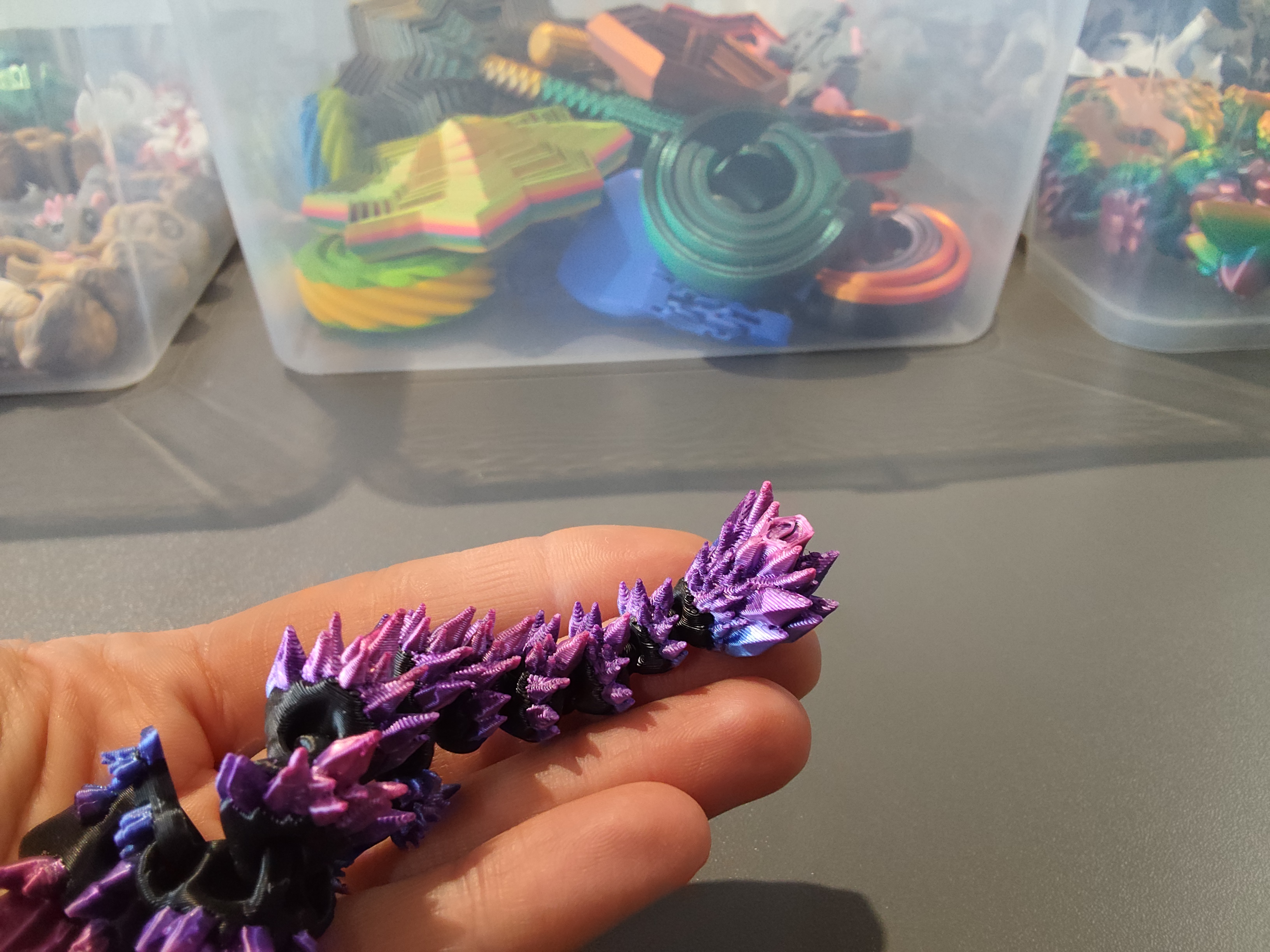 Mažas drakoniukas, juoda/violetinė vaivorykštė 