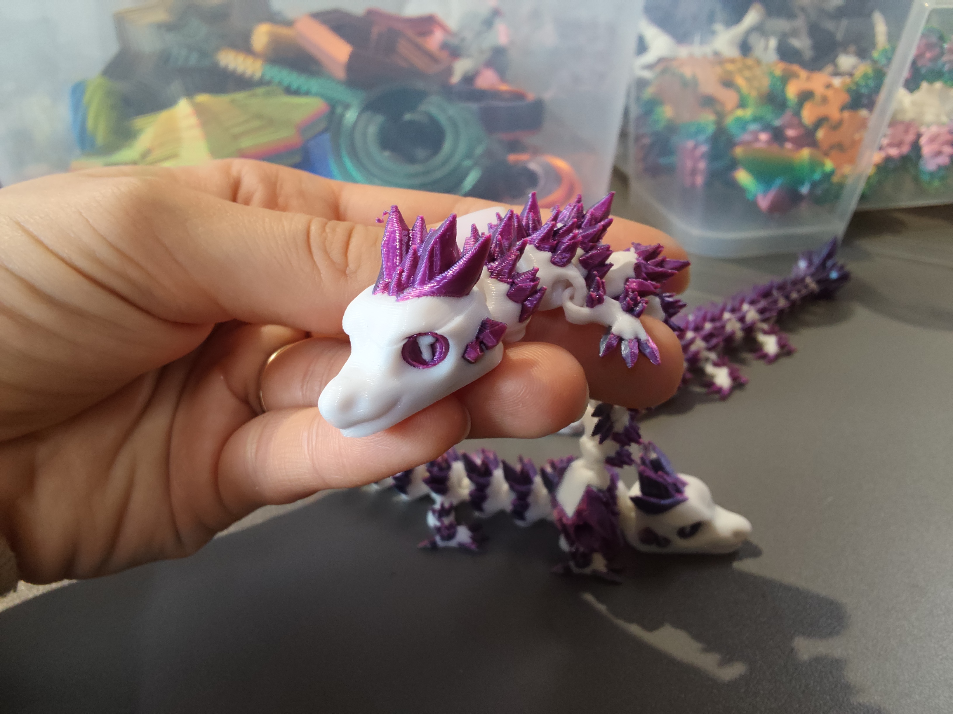 Mažas drakoniukas su defektais, balta/violetinė 