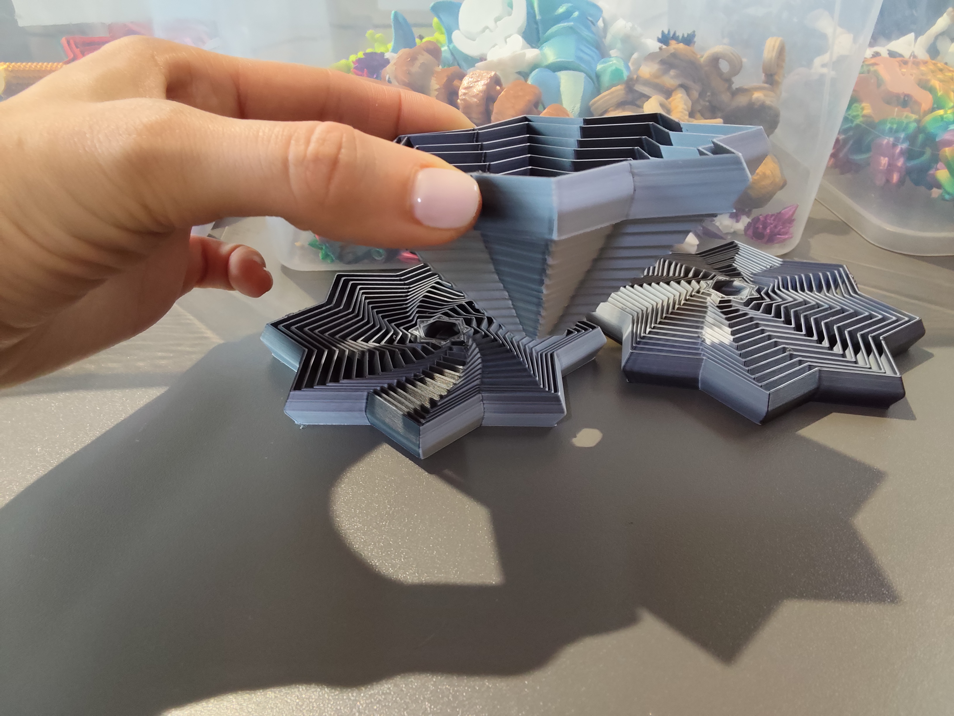 Suktukas be lazdelės viduryje, juodai baltas