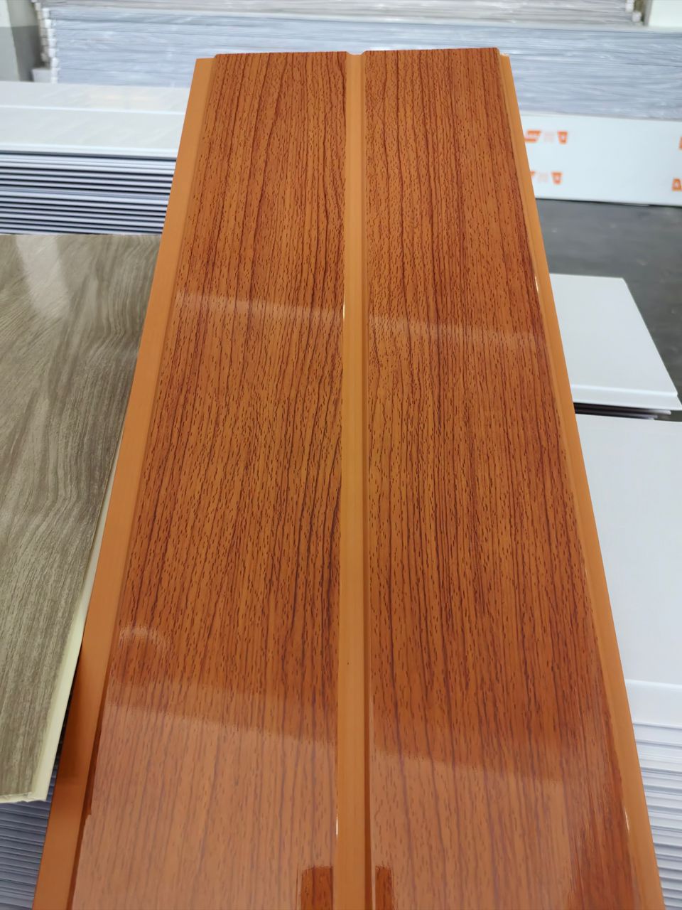 Panel Cielorraso PVC - Modelo G56 Cedro Brillante (2.90m x 25cm)