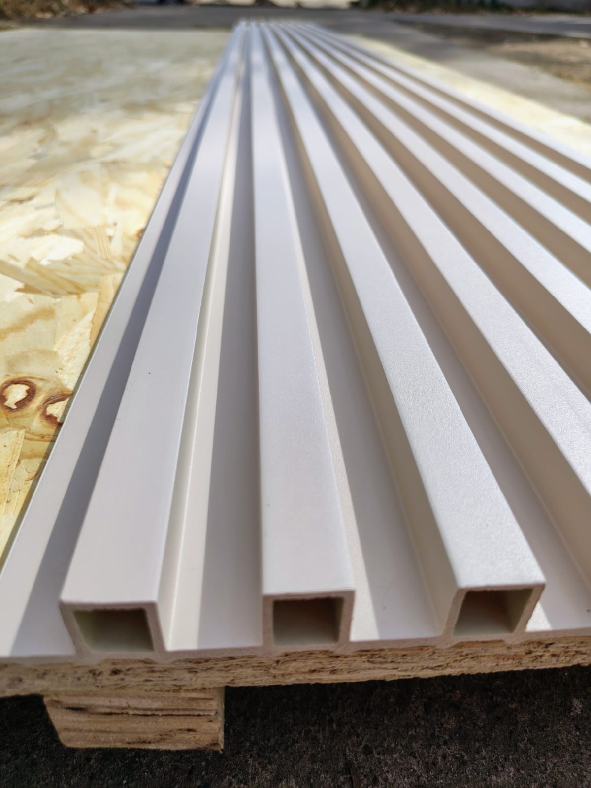 Panel WPC 4 Ranuras - Modelo Veluna (Blanco Puro)