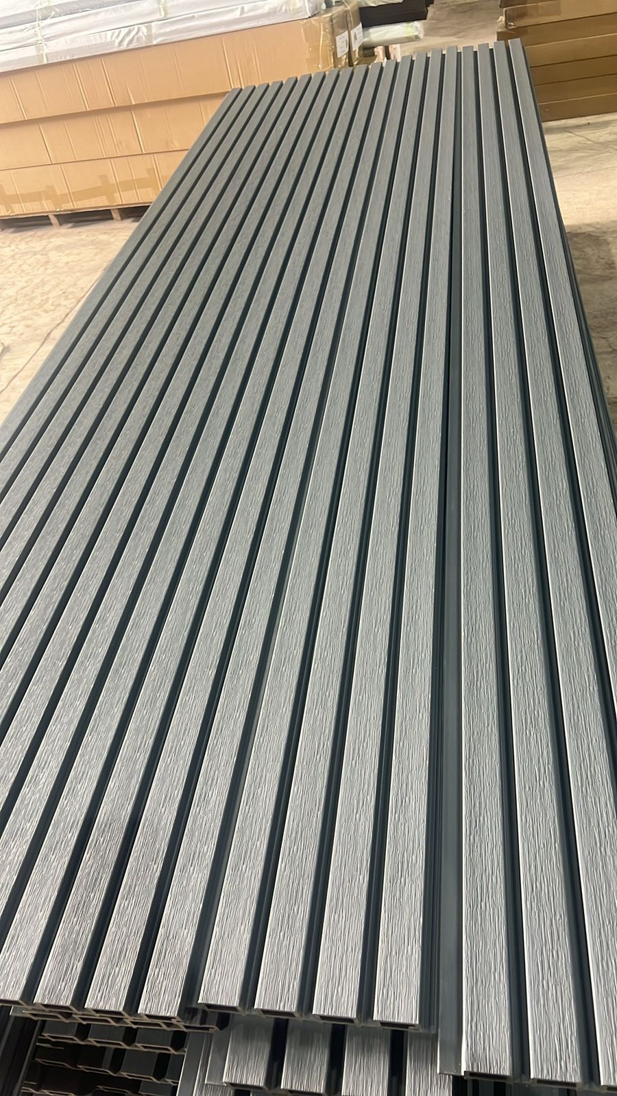 Panel WPC Exterior - Modelo Grey (Fachada Premium)