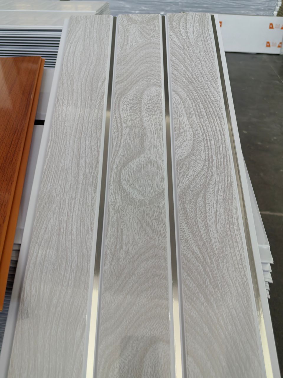 Panel Cielorraso PVC - Modelo G07 Gris con Filo Cromado (2.90m x 25cm)