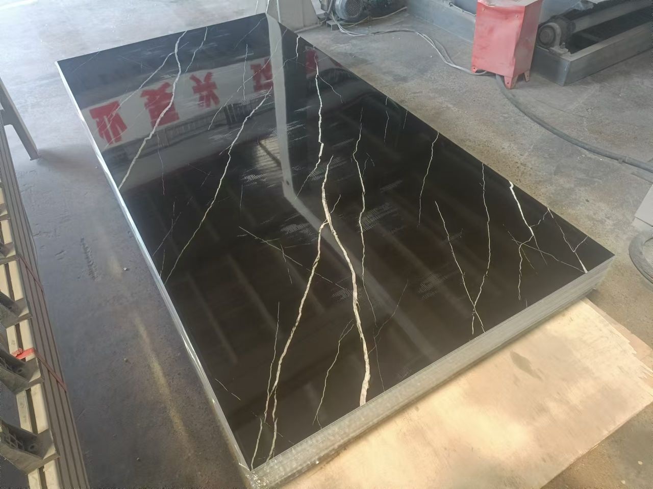 Placa Símil Mármol - Eclipso Dorado U20