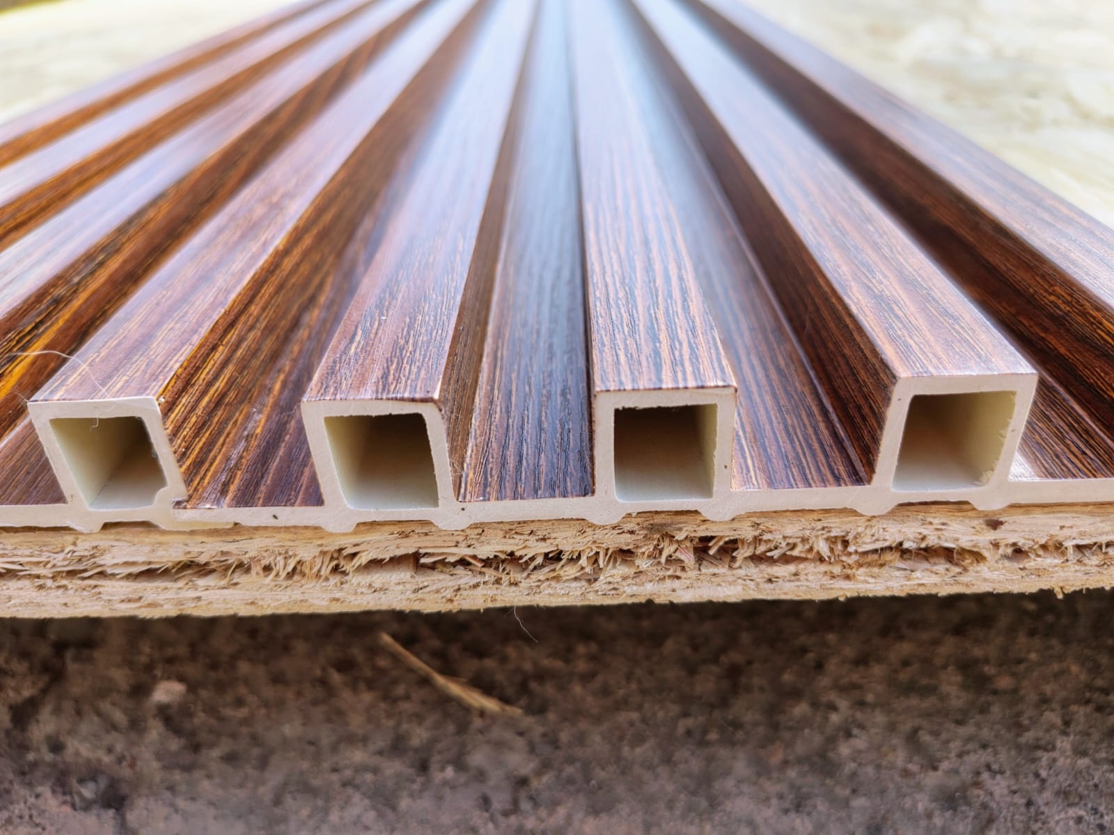 Panel WPC 4 Ranuras - Modelo Cerezo