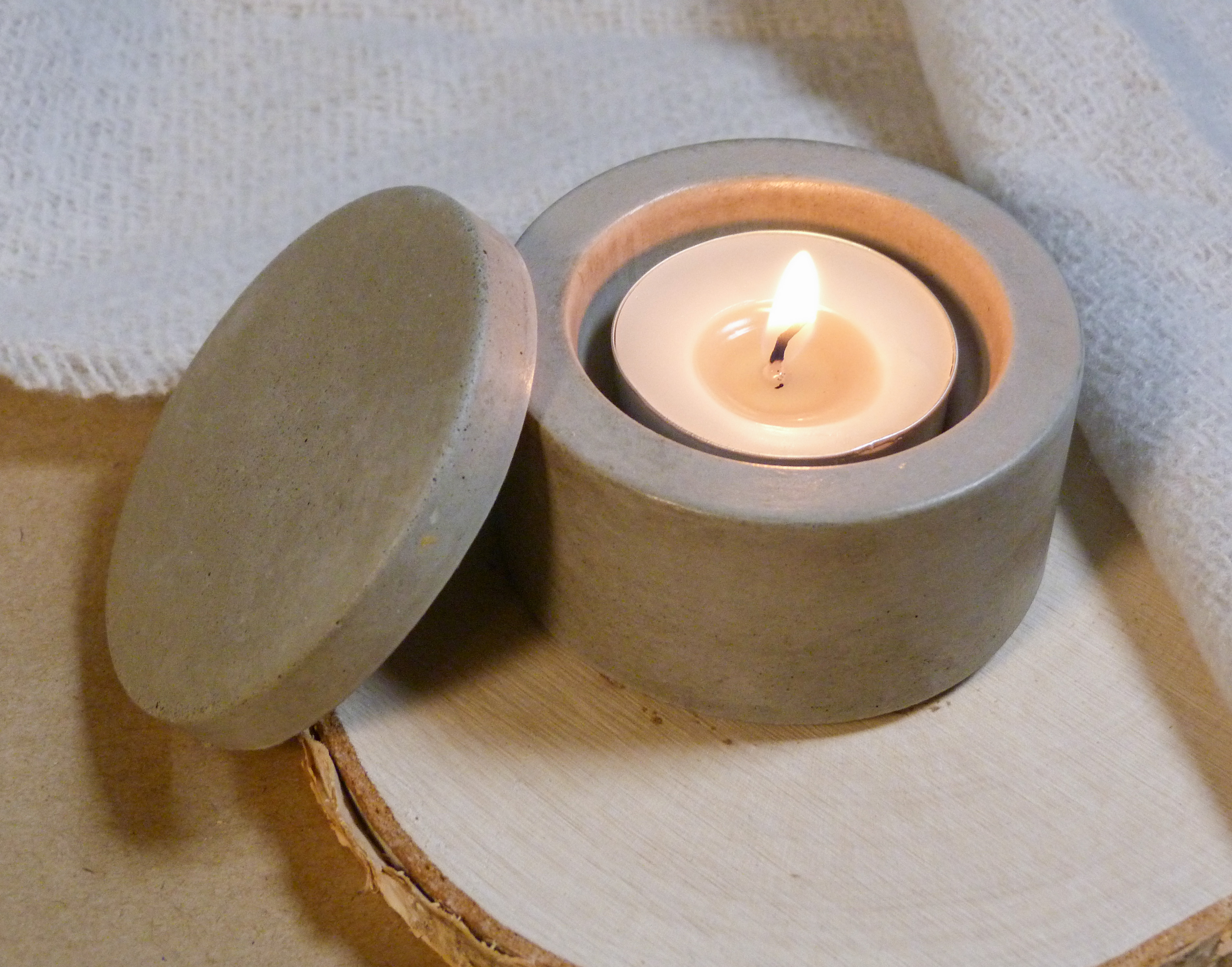 Rounded box with lid