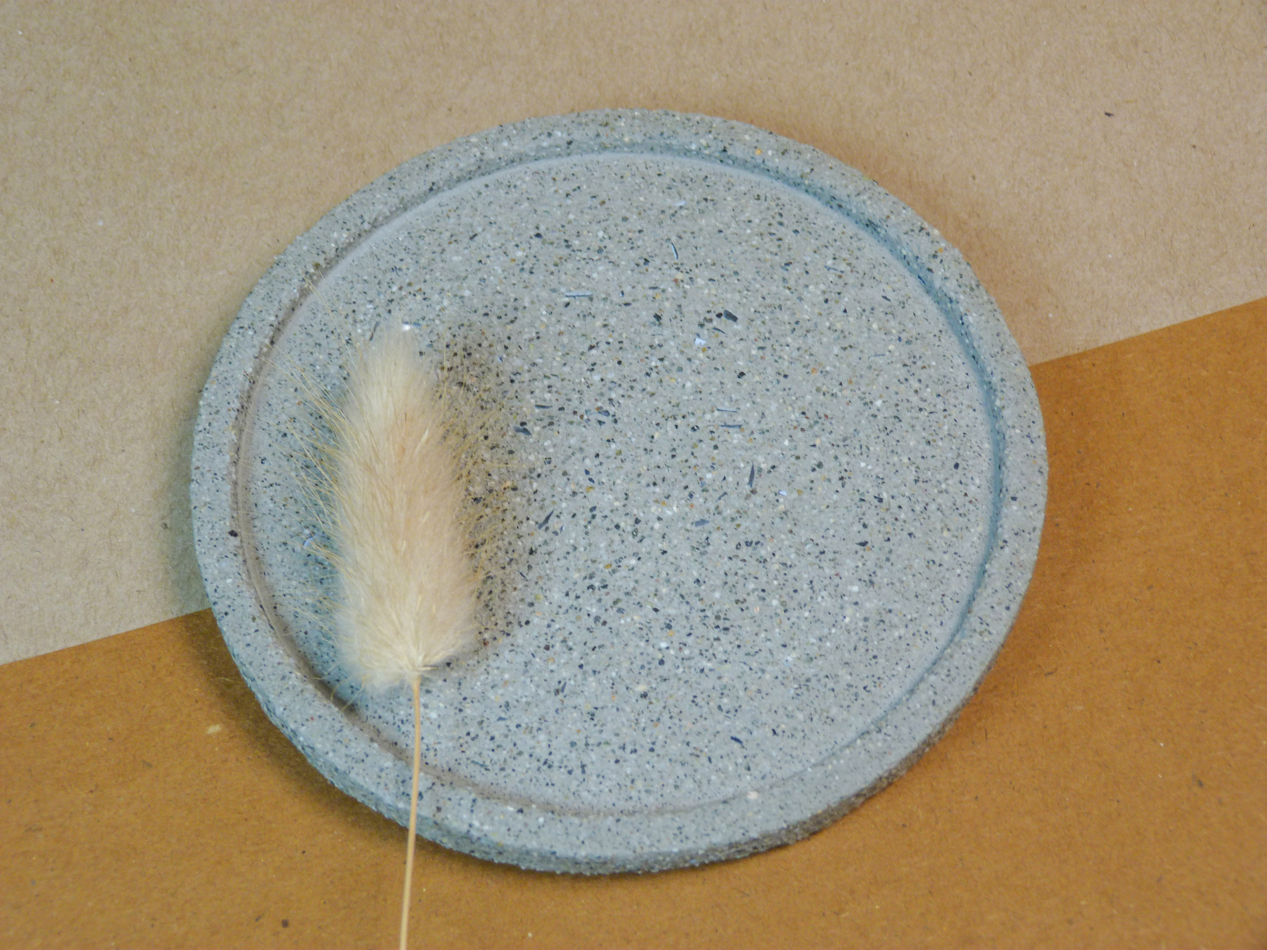 Grainy style rounded tray 