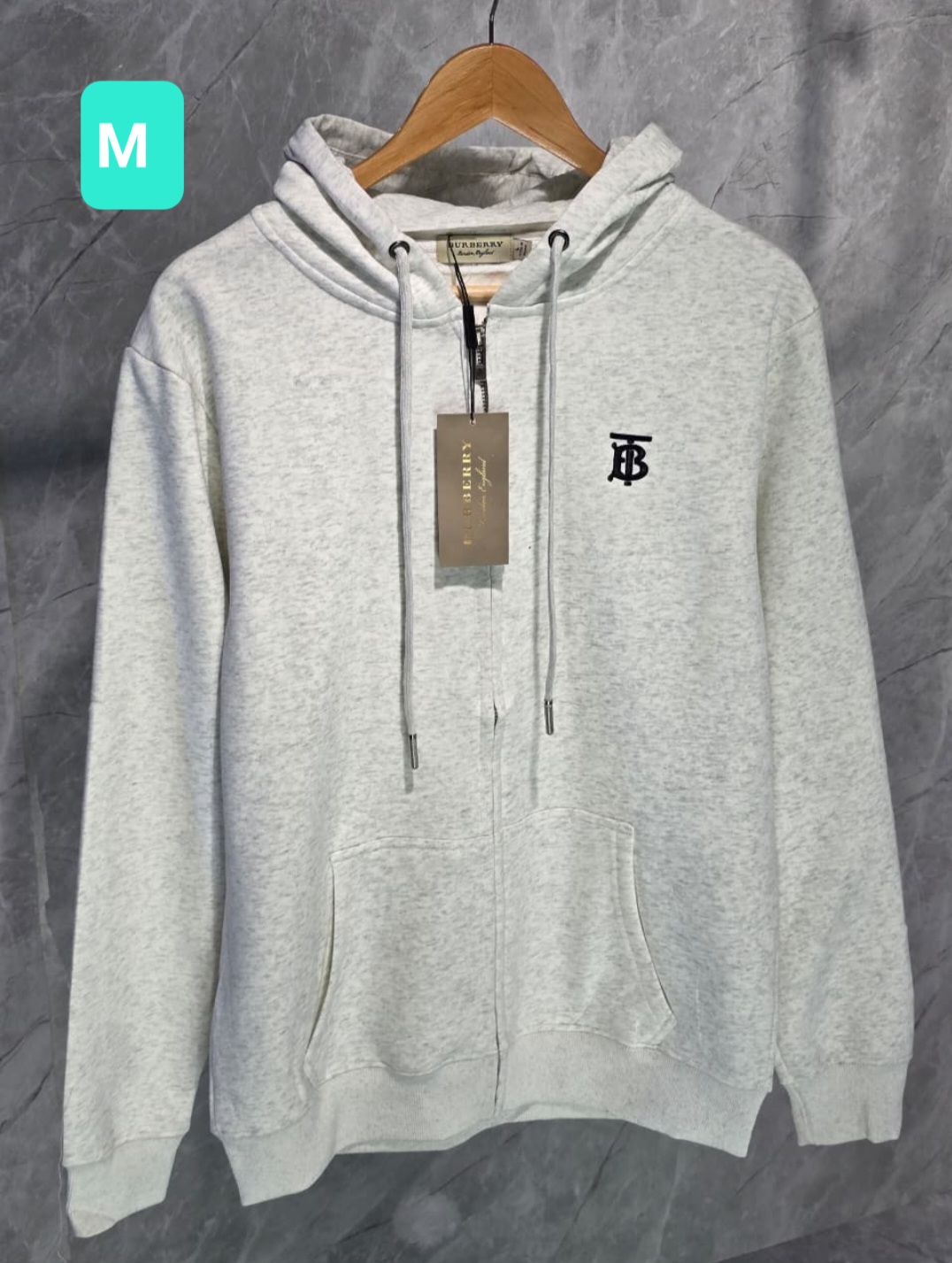 buzo gris con capucha