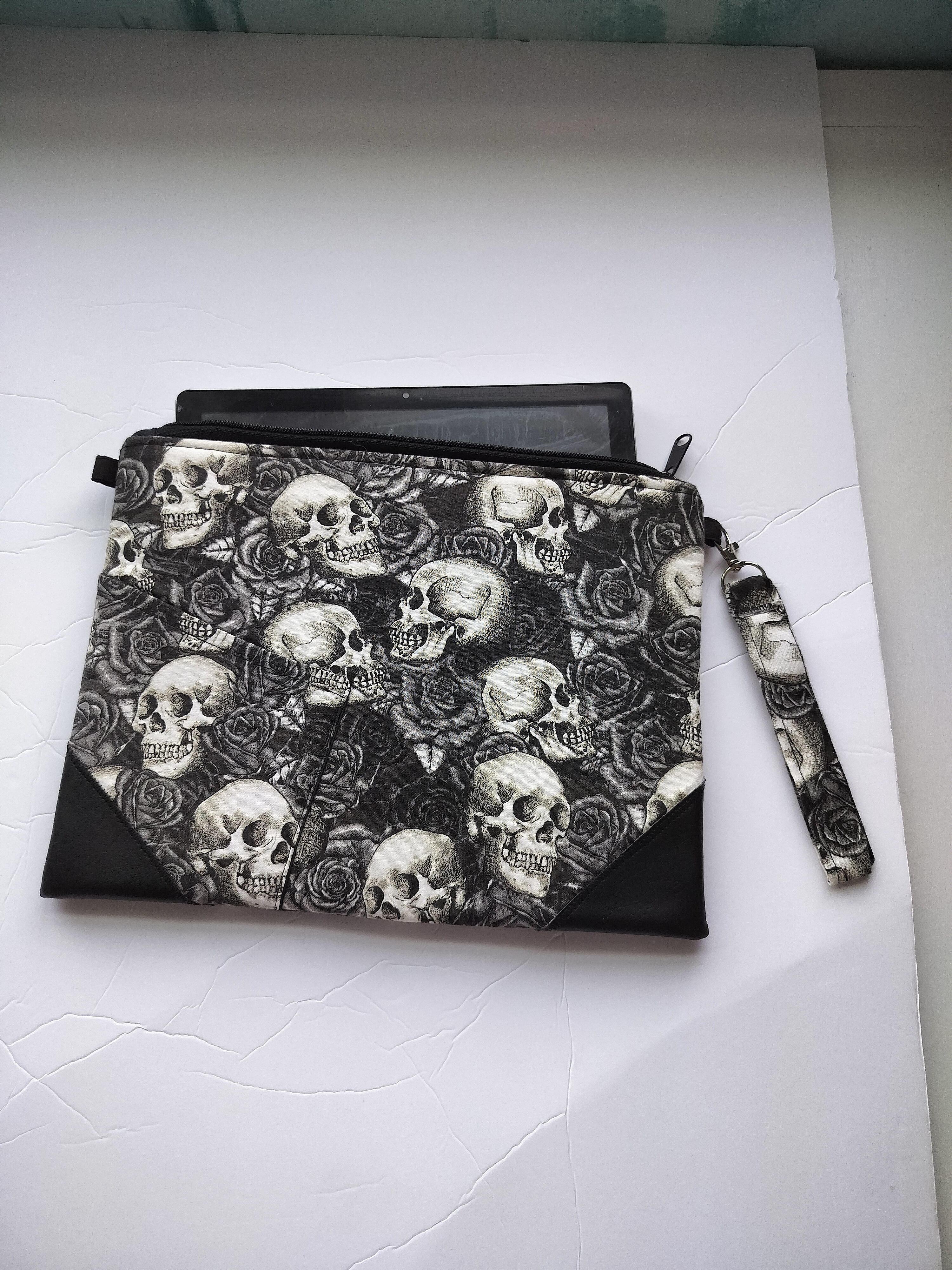 Skull and Roses Tablet Sleeve