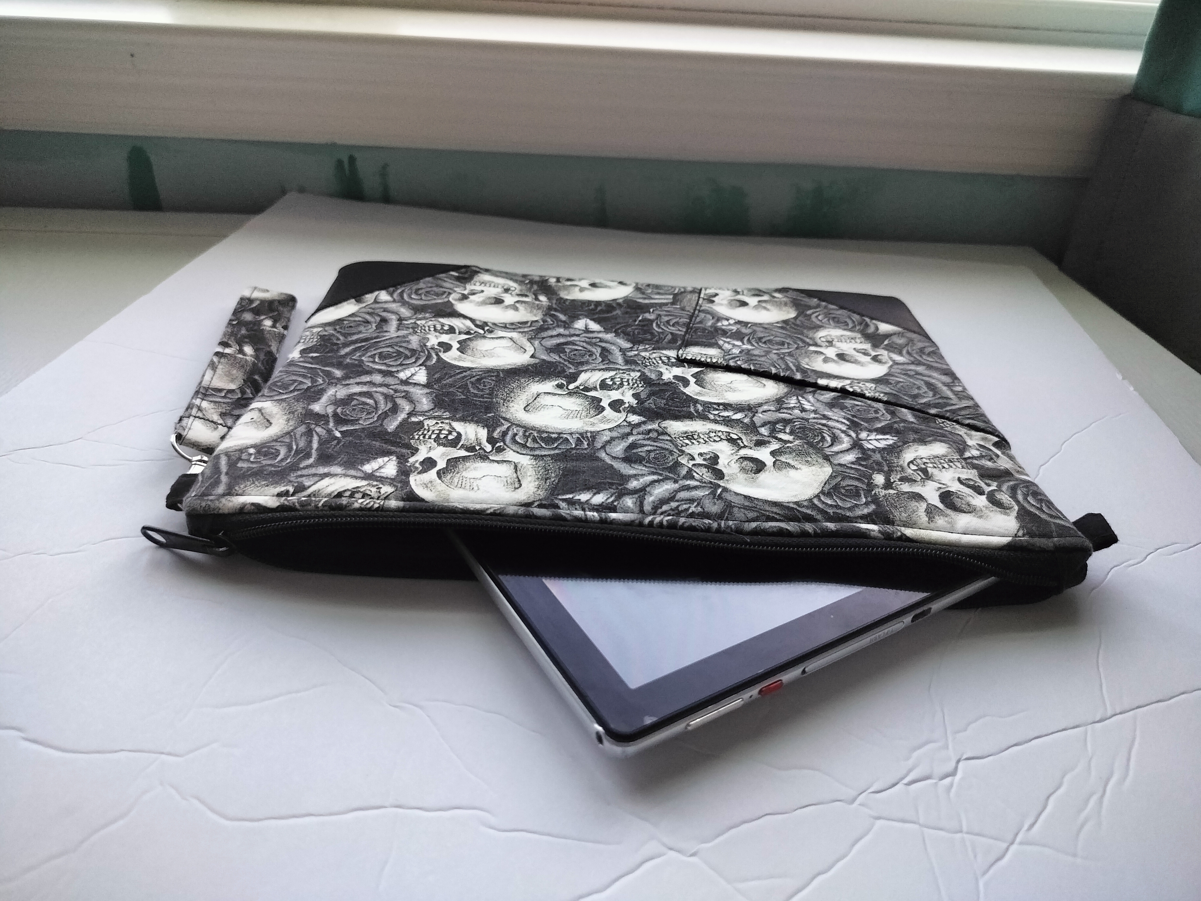 Skull and Roses Tablet Sleeve