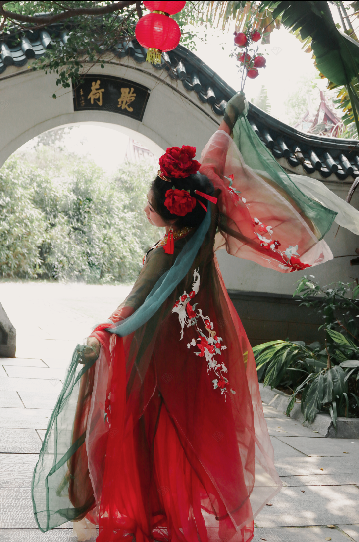 Tang-style Hezi Dress with Heavy Workmanship and Red Green 3 Sets Full Embroidery