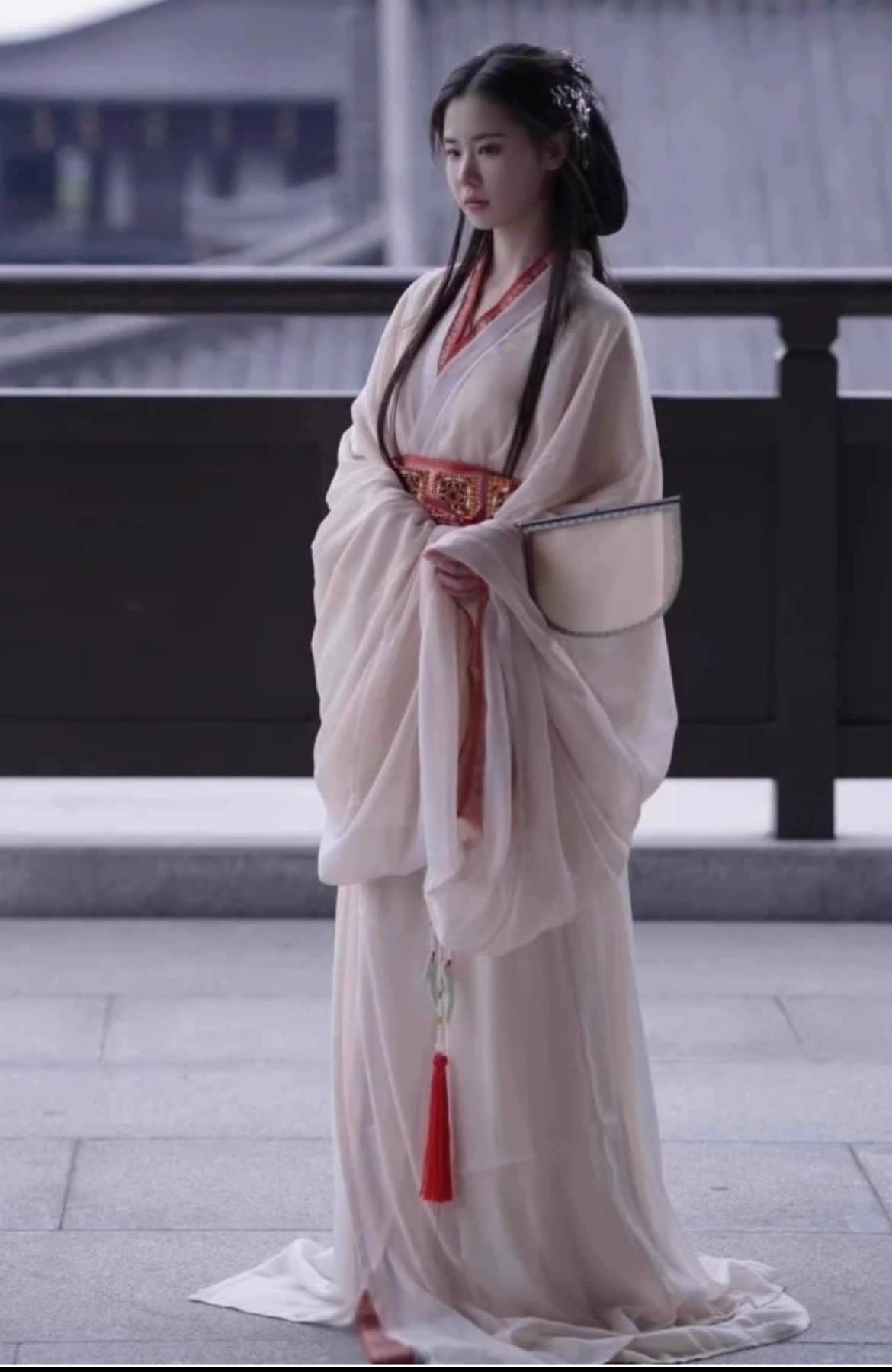 The robe of the Warring States period with a white body and red edges trailing tail