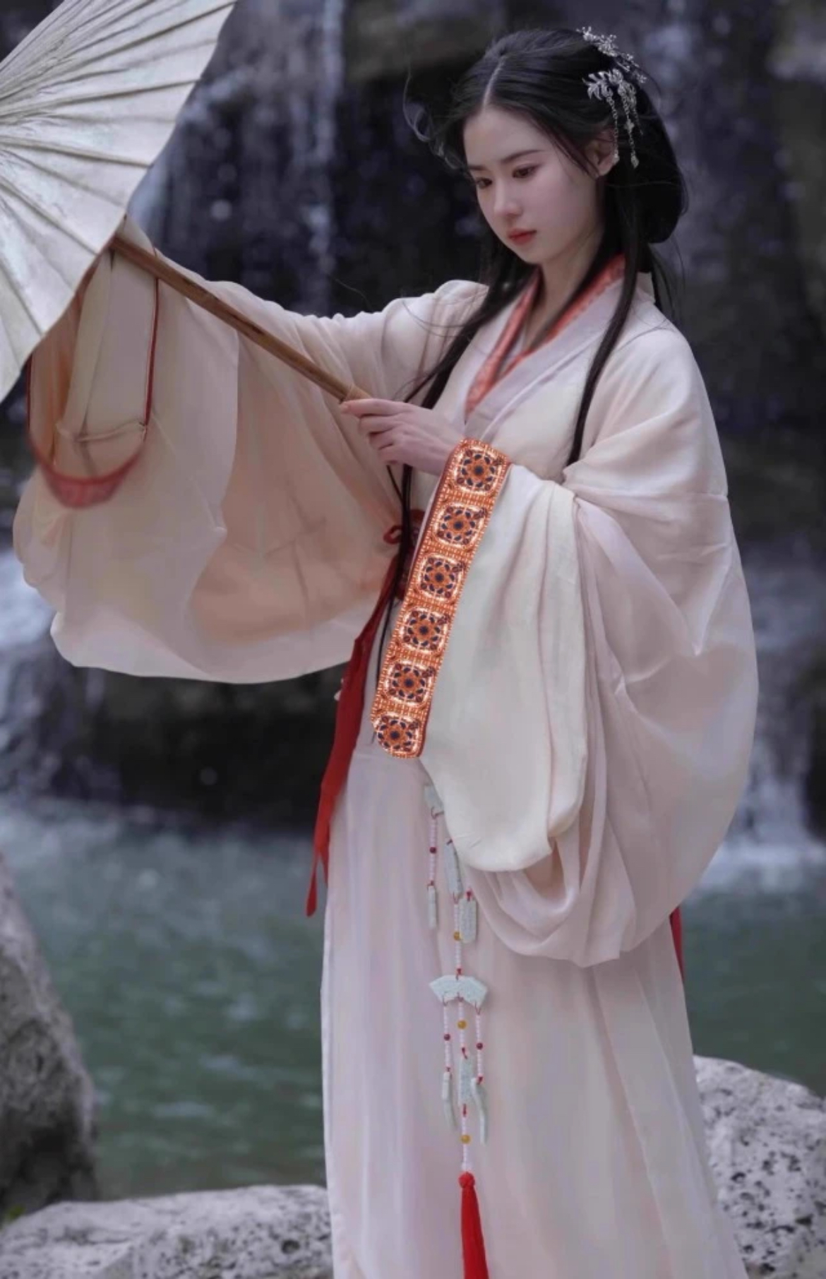 The robe of the Warring States period with a white body and red edges trailing tail