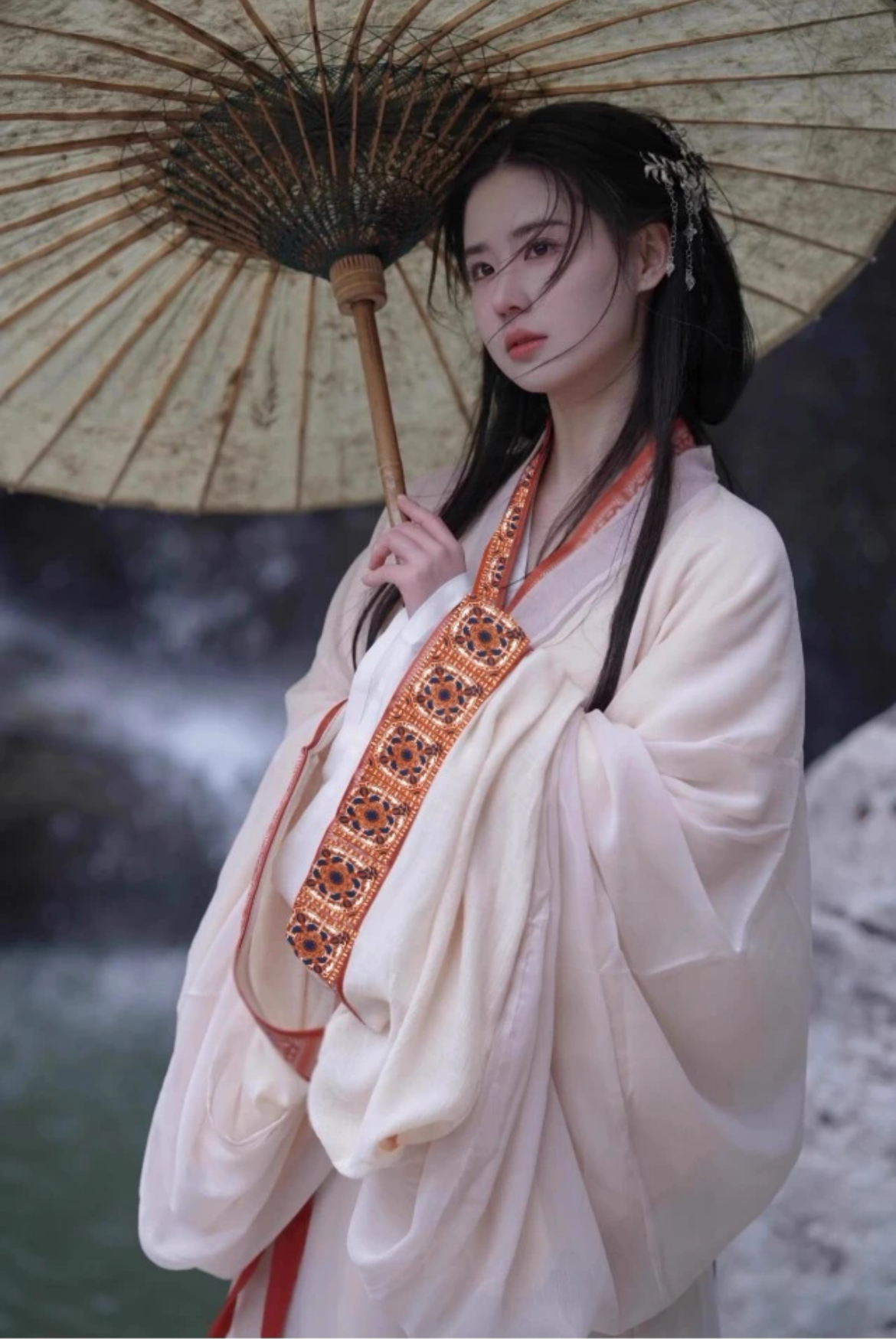 The robe of the Warring States period with a white body and red edges trailing tail