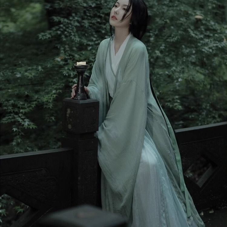 The green Hanfu with a style reminiscent of the Wei and Jin Dynasties