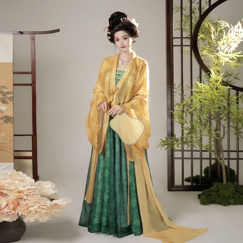 Tand Dysnasty traditional hanfu yellow green