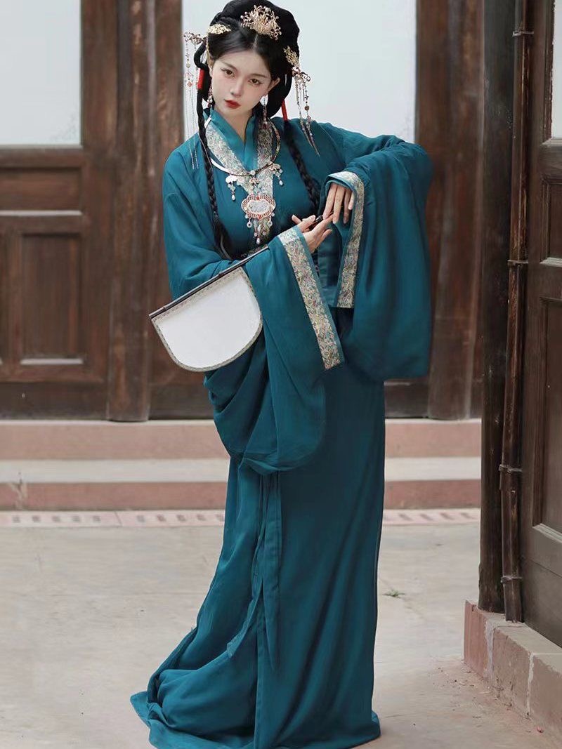 Spear and Warrobe with a Long Train Traditional Chinese Hanfu