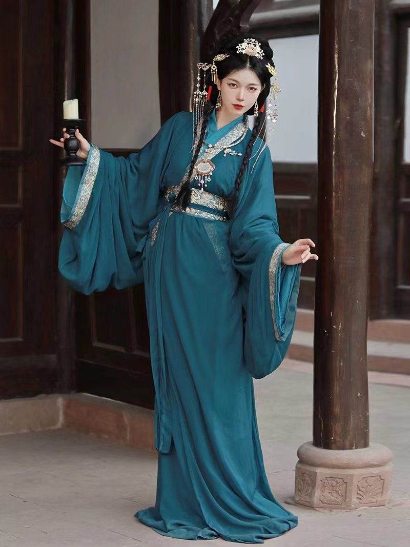 Spear and Warrobe with a Long Train Traditional Chinese Hanfu