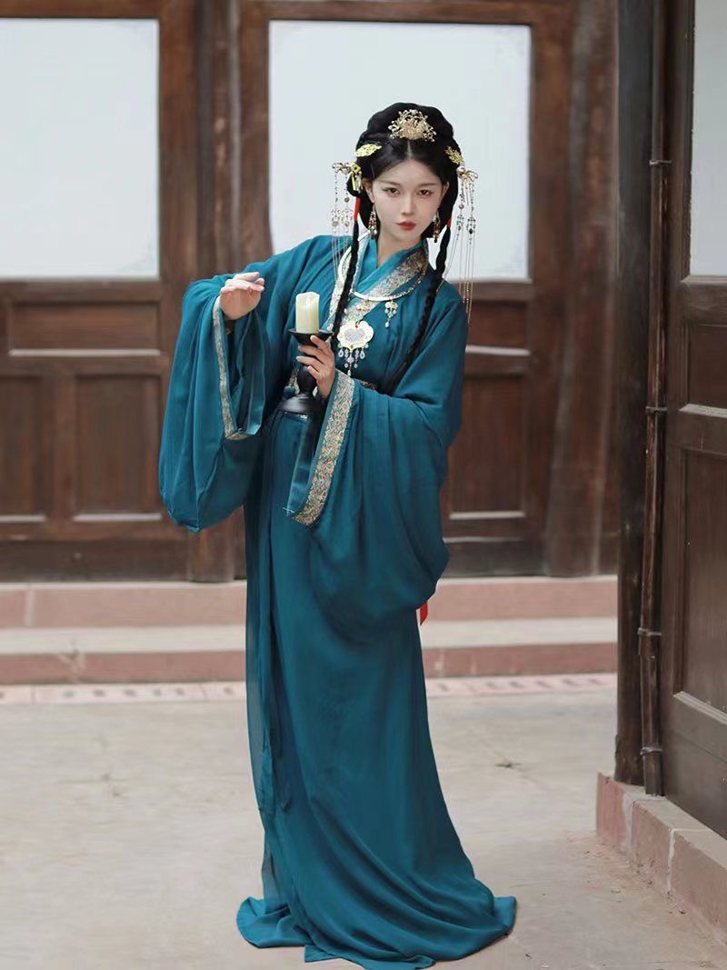 Spear and Warrobe with a Long Train Traditional Chinese Hanfu