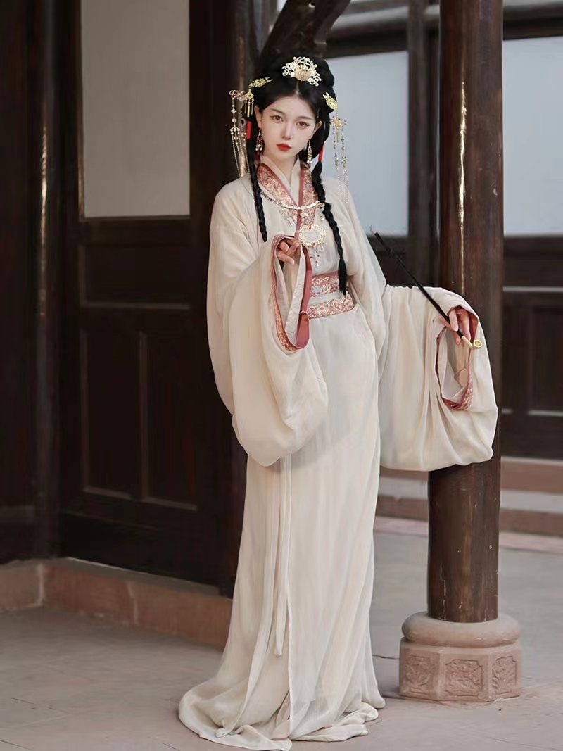 Spear and Warrobe with a Long Train Traditional Chinese Hanfu