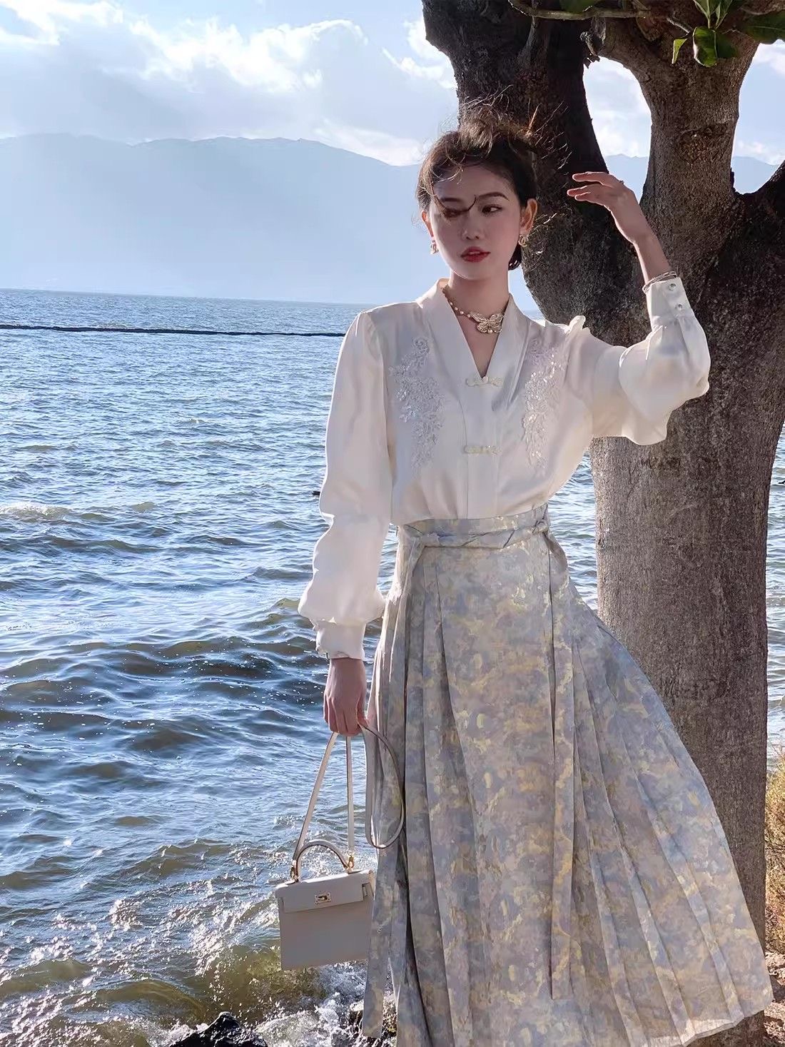 Elegant White Handbag