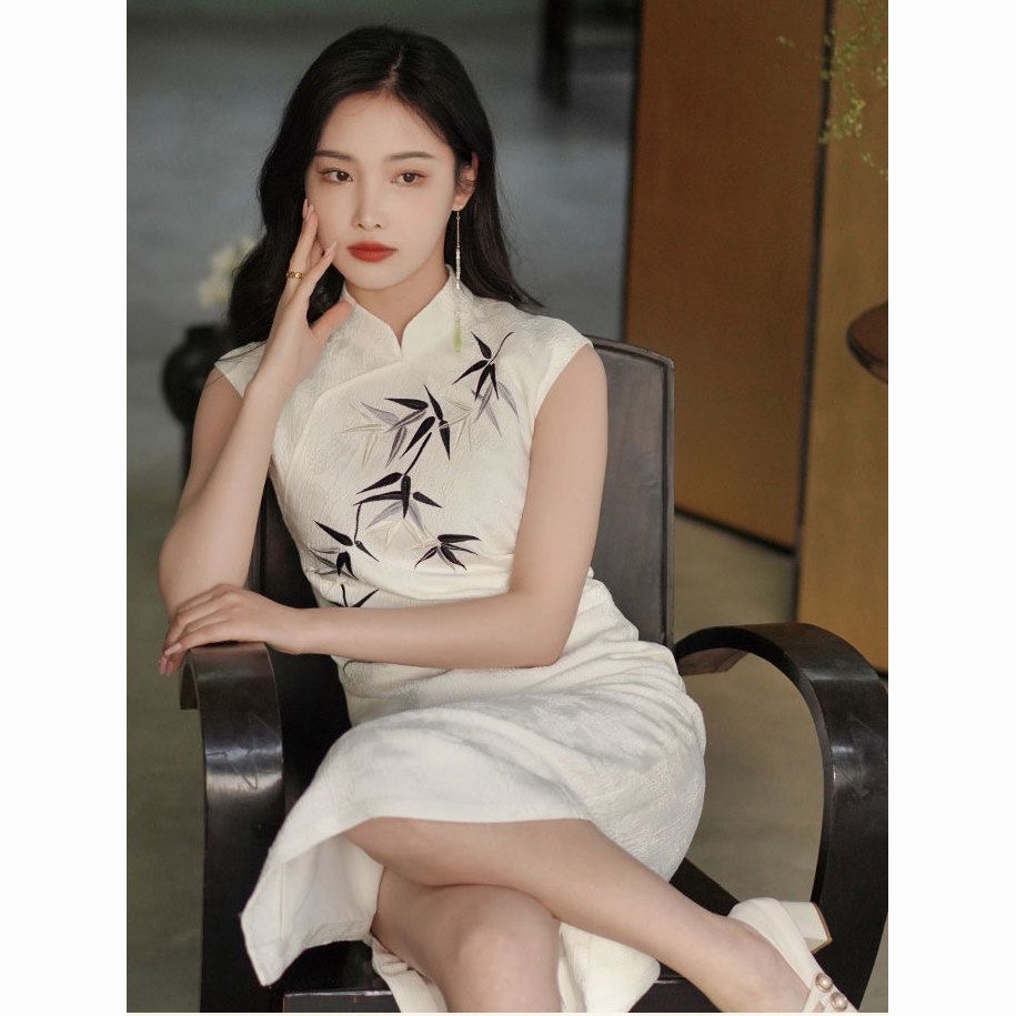 Elegant White Cheongsam Dress