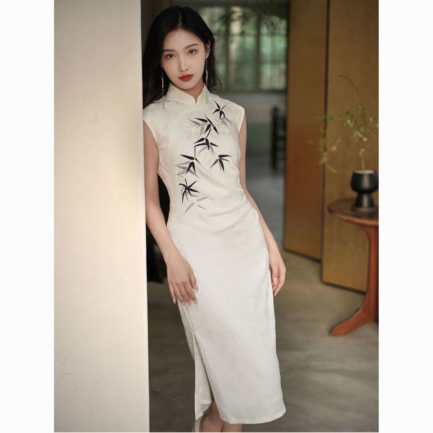 Elegant White Cheongsam Dress