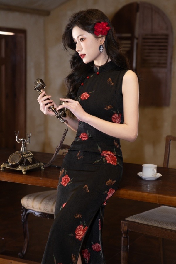 Elegant Black Floral Cheongsam