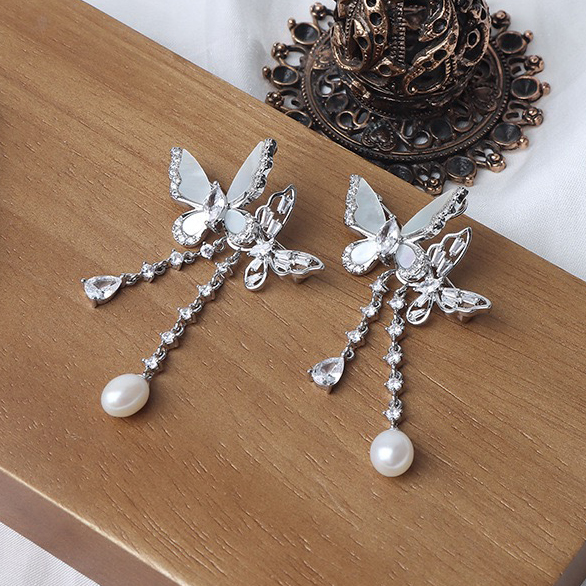 Elegant Pearl Brooches 